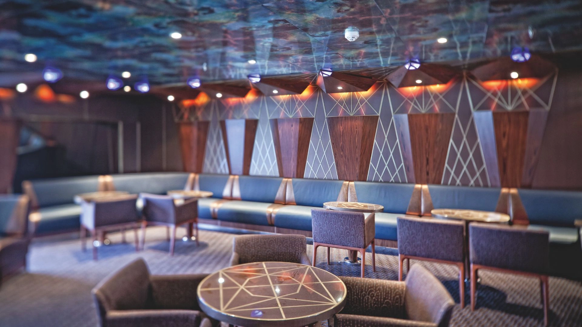 Eleganter Lounge-Bereich mit stilvollen Möbeln und moderner Beleuchtung.