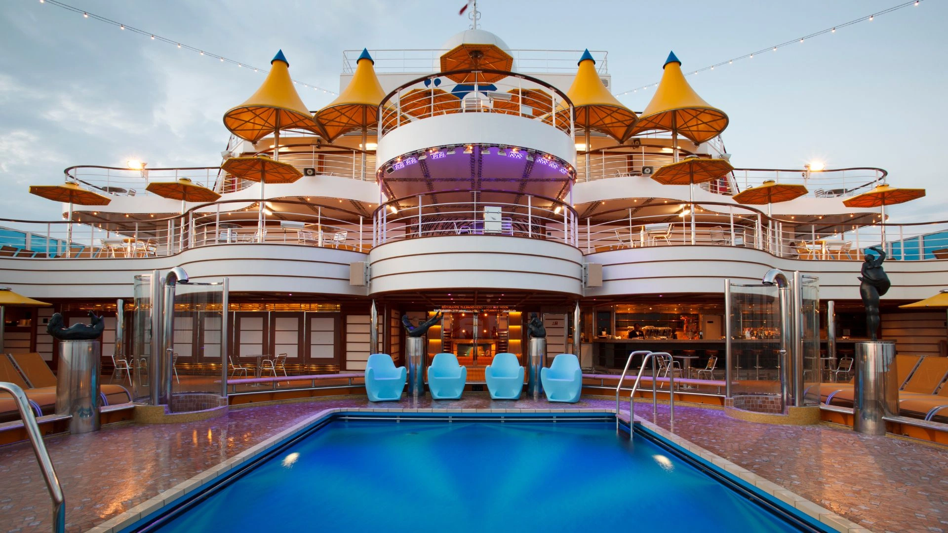 Abendstimmung auf dem Kreuzfahrtschiff mit beleuchtetem Pool