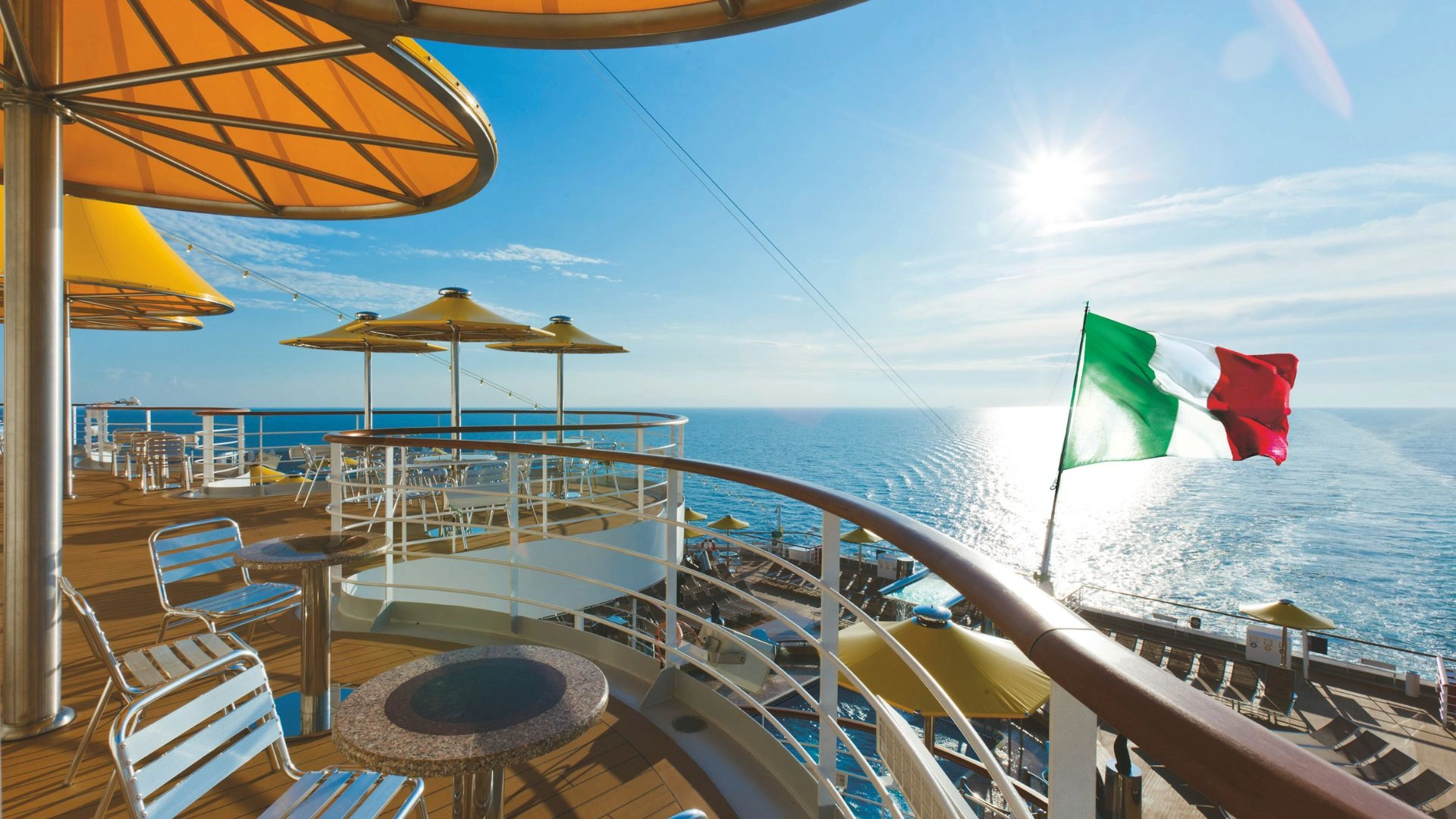 Panorama-Aussicht auf das glitzernde Meer von der Schiffsterrasse.