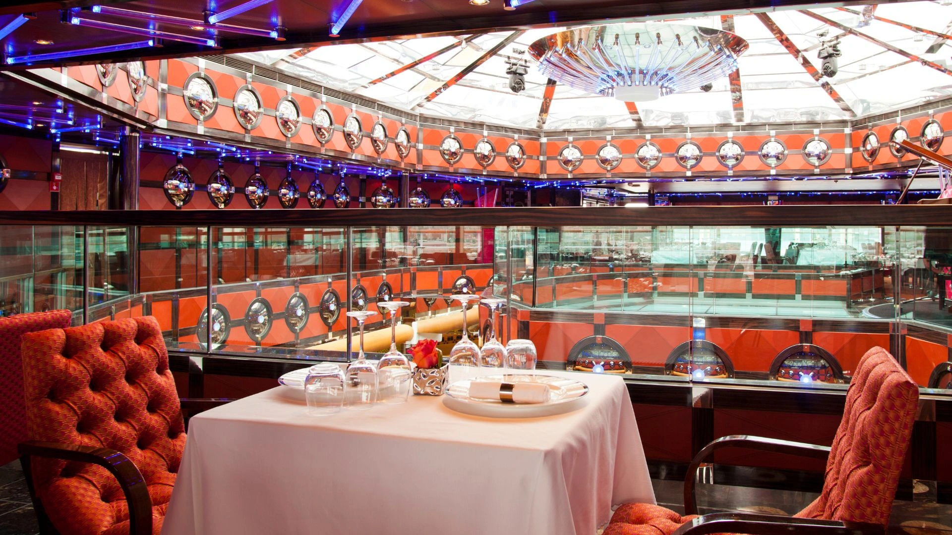 Modernes Restaurant mit rotem Dekor und stilvollen Möbeln.