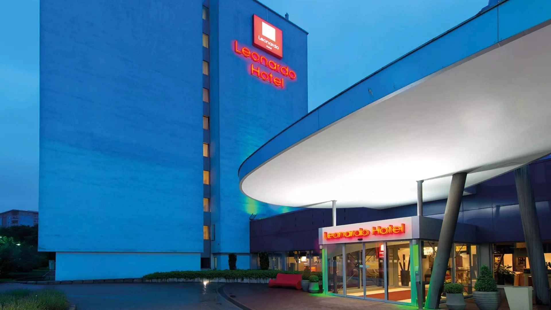 Außenansicht in der Abenddämmerung vom Leonardo Hotel Wolfsburg