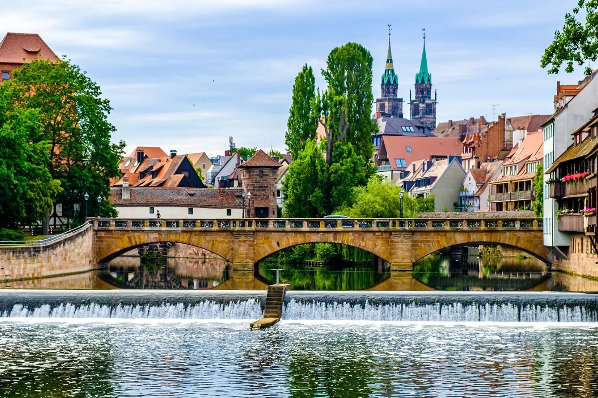 Blick auf die Lorenzkirche hinter der Maxbrücke in Nürnberg
