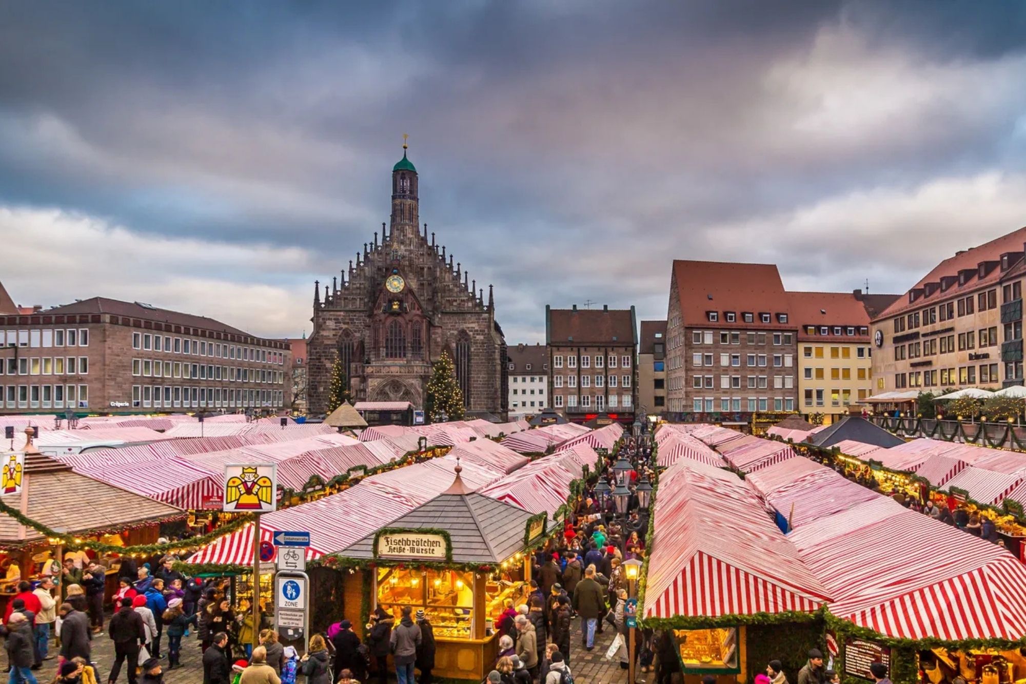 Nürnberger Christkindlesmarkt mit kleinen beleuchteten Buden