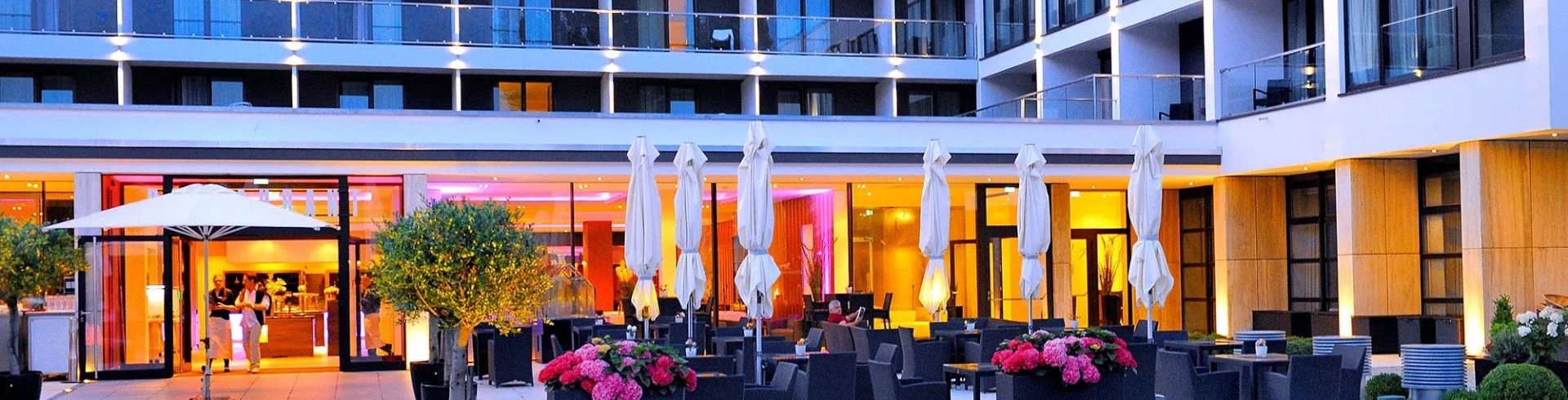 Im Innenhof des Schlosshotel Bad Wilhelmshöhe lädt die Sonnenterasse mit Sitzgruppen und dezent angelegten Blumenbeeten zum Verweilen ein