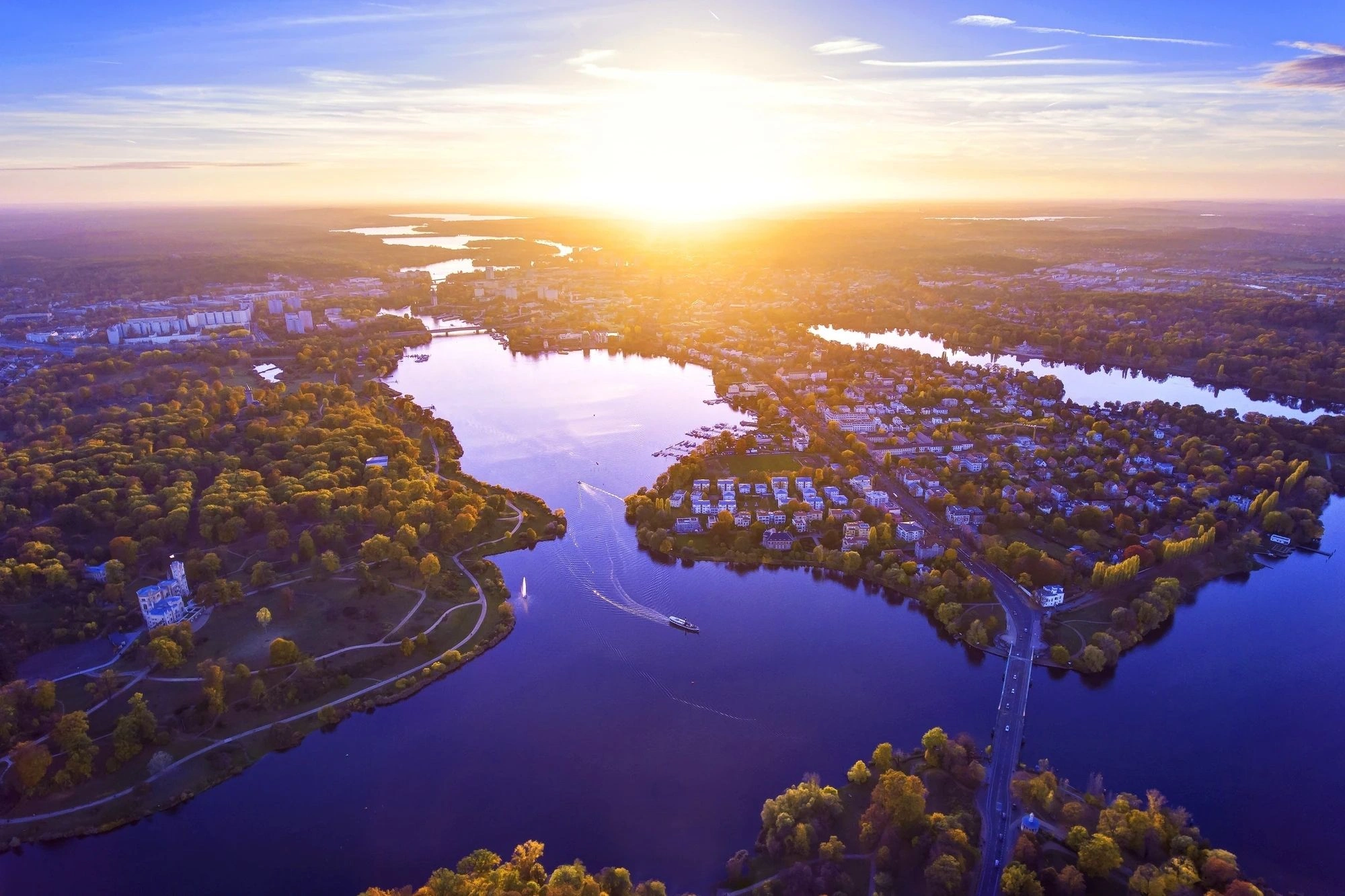 Luftaufnahme der Glienicker Brücke zwischen Berlin und Potsdam bei Kurzurlaub Potsdam