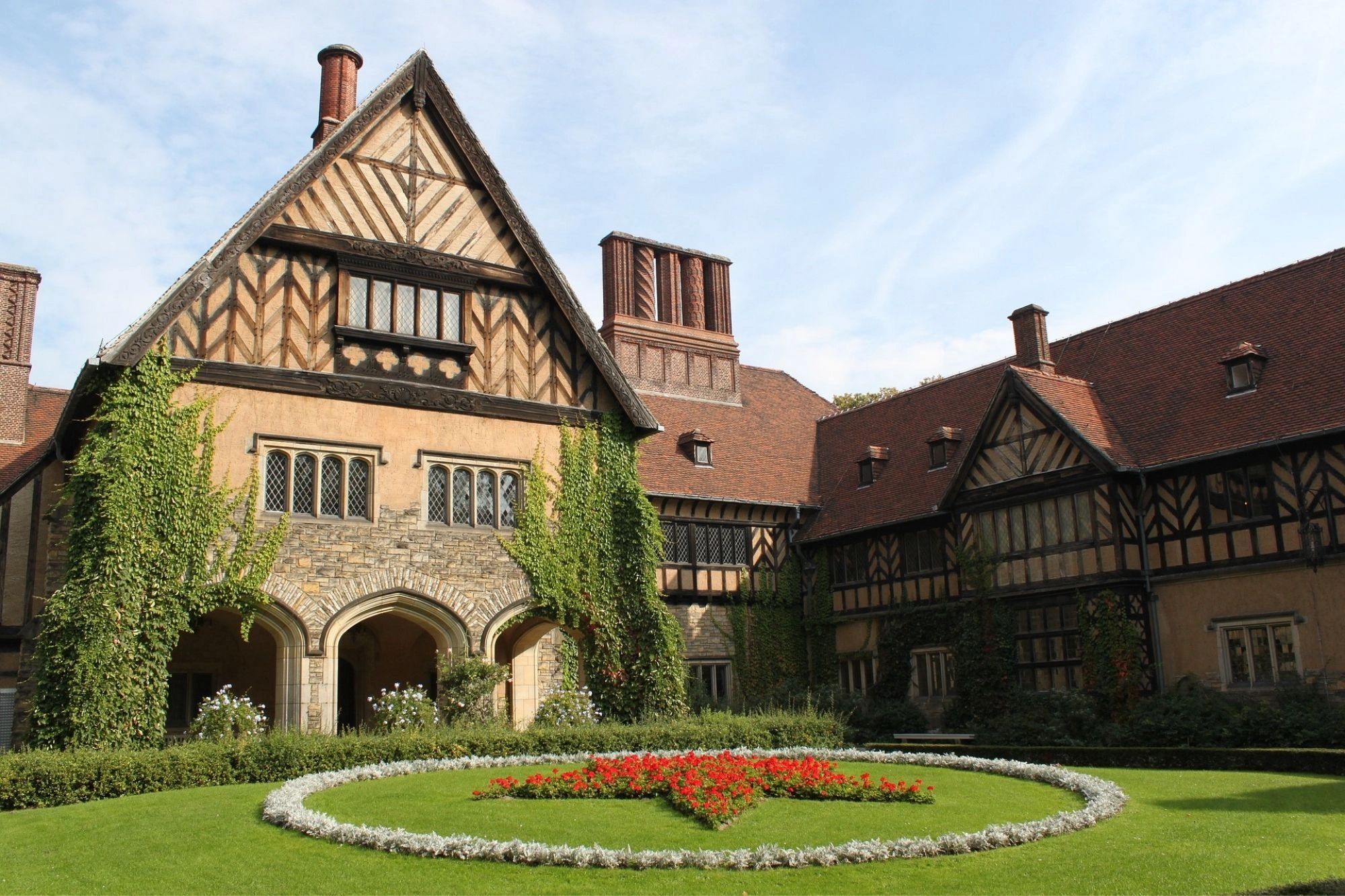 Schloss Cecilienhof, geschichtsträchtiges Anwesen, mit markanten Fachwerkfassaden und Gartenanlagen bei Kurzurlaub Potsdam
