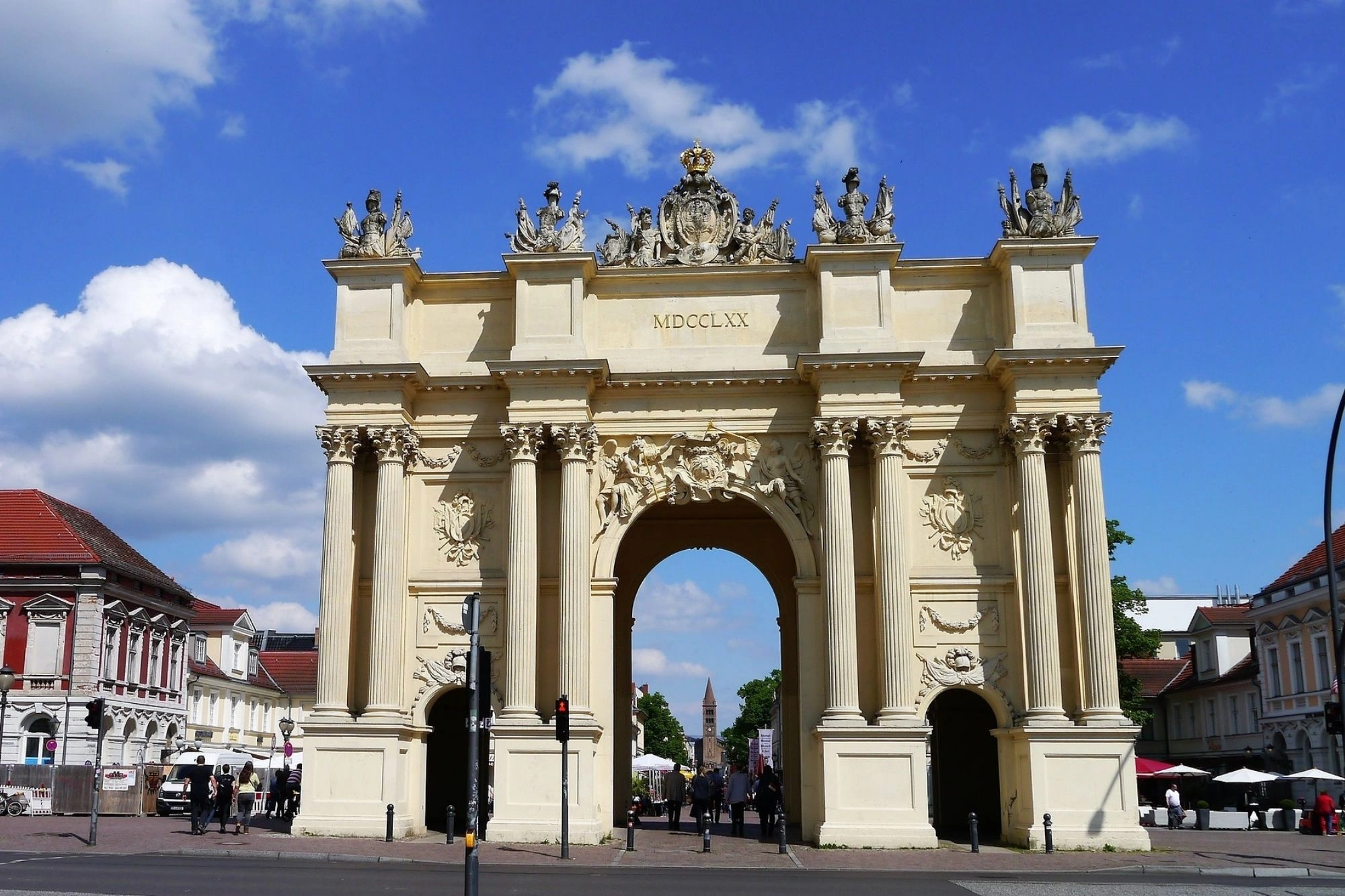 Potsdams Brandenburger Tor mit majestätischen Säulen, markanter Torbogen, detailreiche Verzierungen bei Kurzurlaub Potsdam.