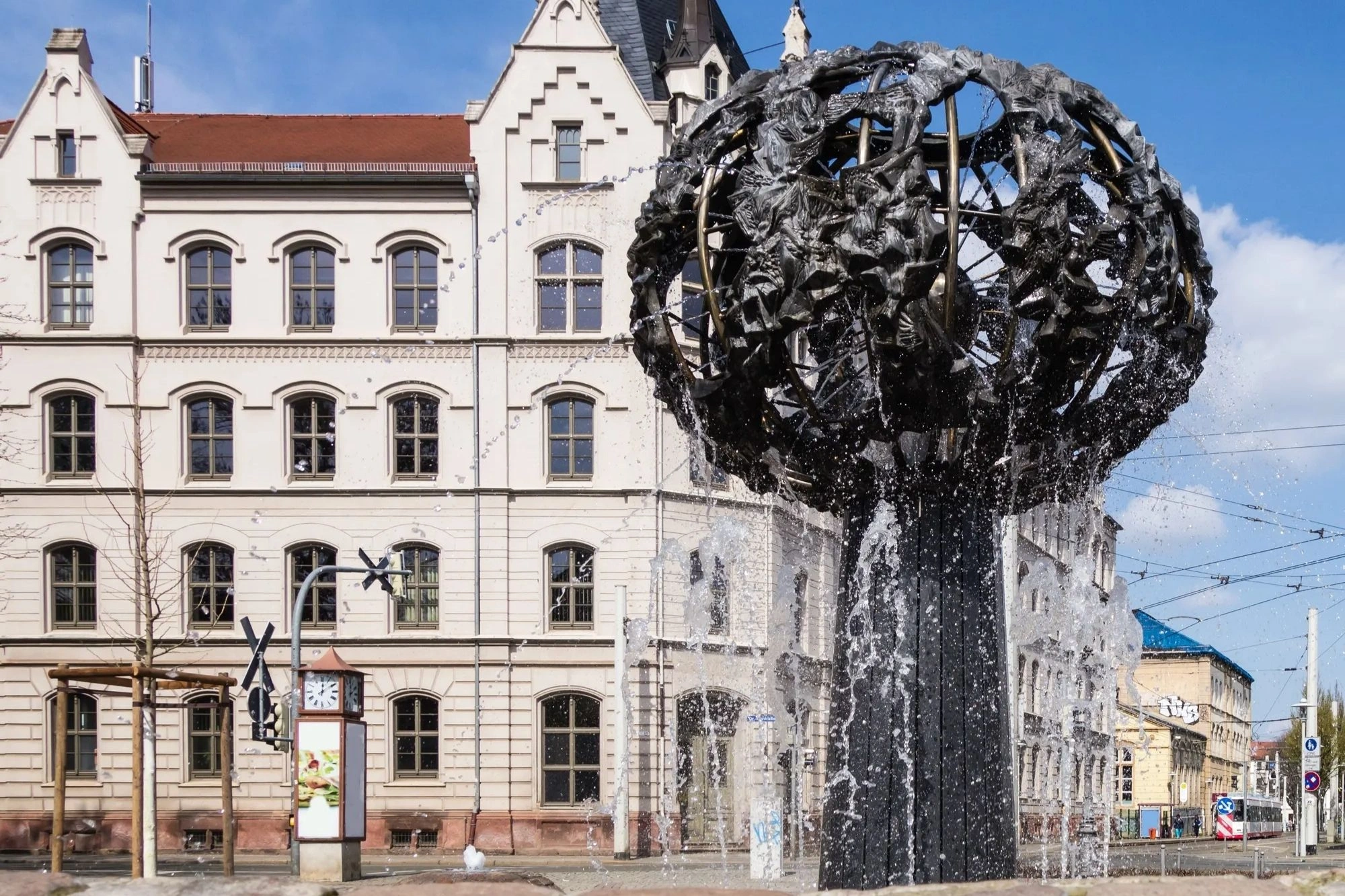 Brunnen der Freundschaft in Zwickau. Er besteht aus stilisierten Darstellungen von Weltkugel, Erde und Vulkan.