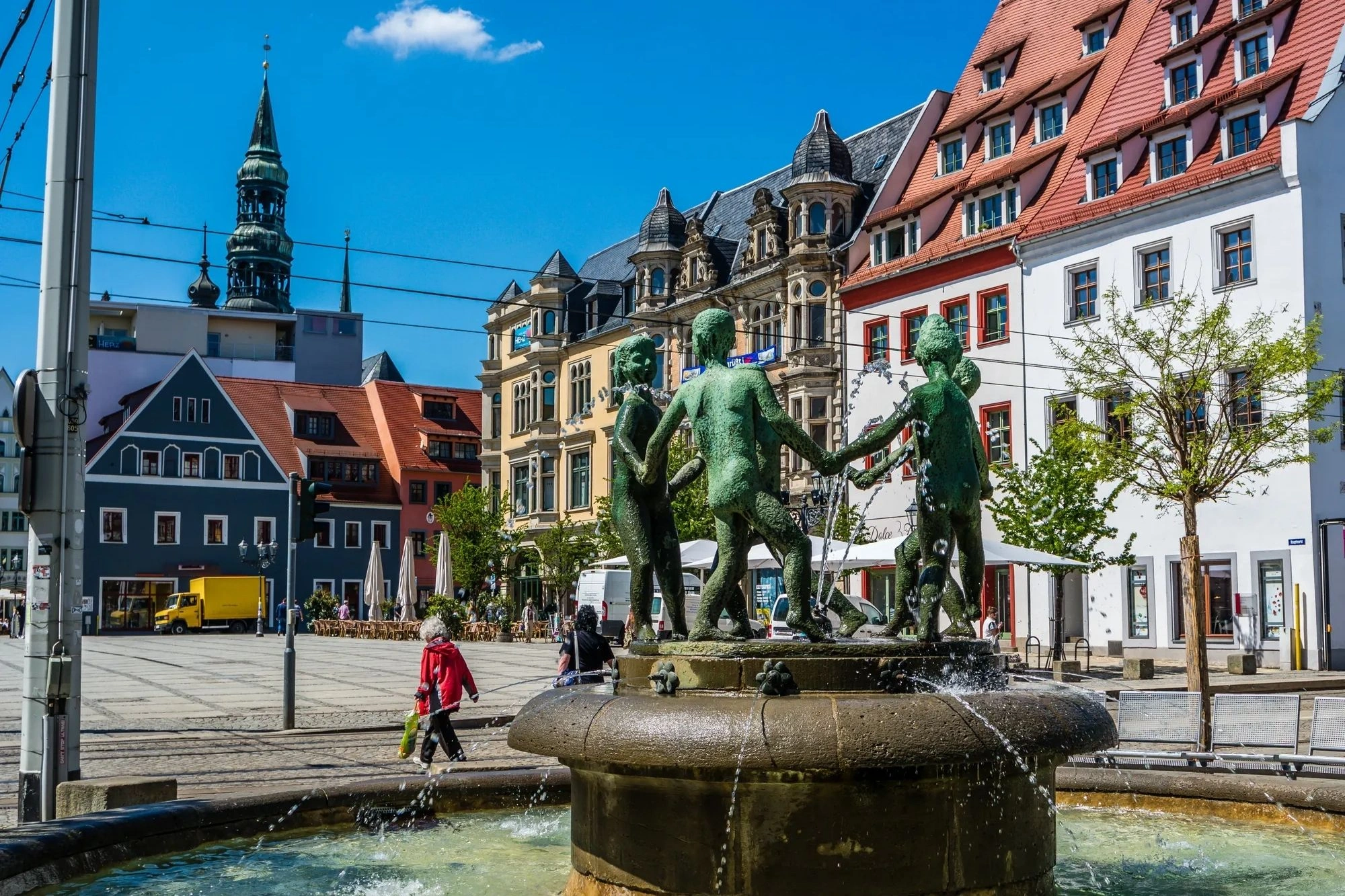 Kinderbrunnen in der Altstadt von Zwickau mit 5 Kinderfiguren die im Kreis tanzen und sich an den Händen halten.