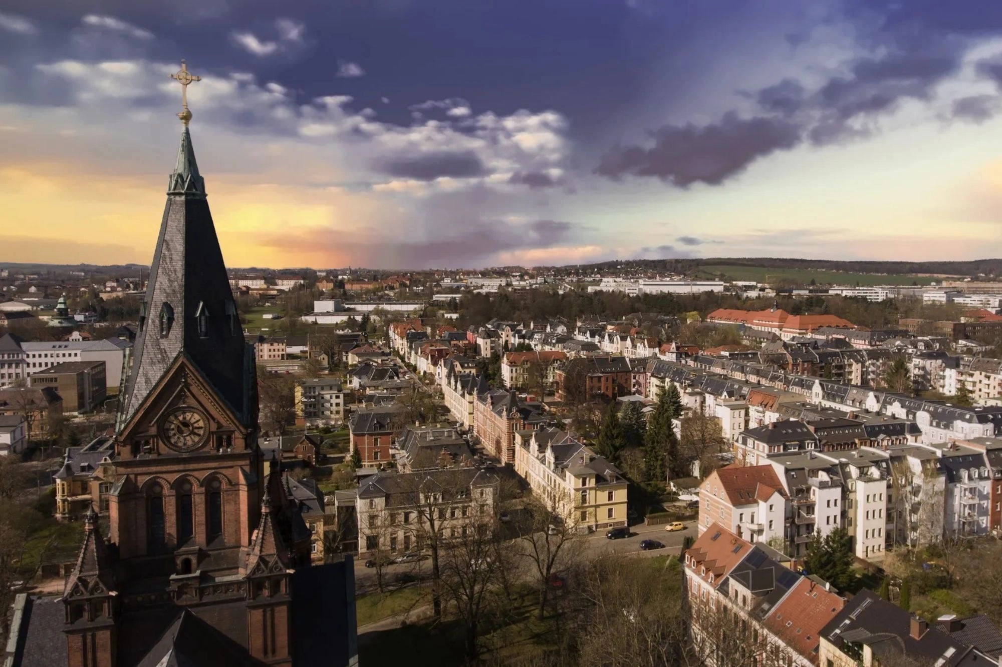 Luftansicht von Zwickau mit einer Kirche im Vordergrund umgeben von Wohnhäusern