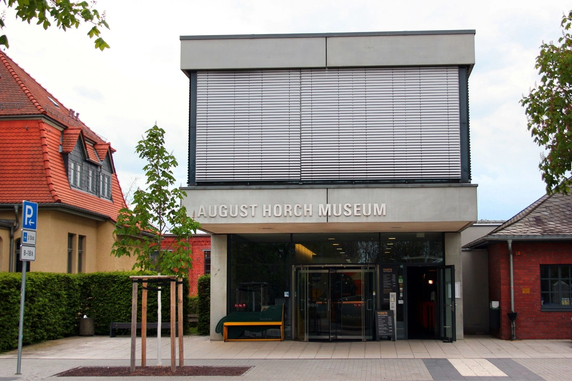 Eingang des August Horch Museums mit moderner Fassade, großen Fenstern und Schriftzug über der Tür