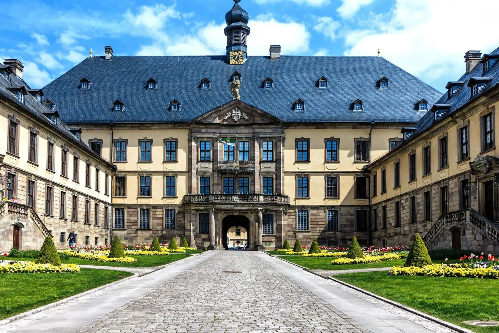 Innenhof Stadtschloss Fulda mit Grünflächen Büschen und Blumen