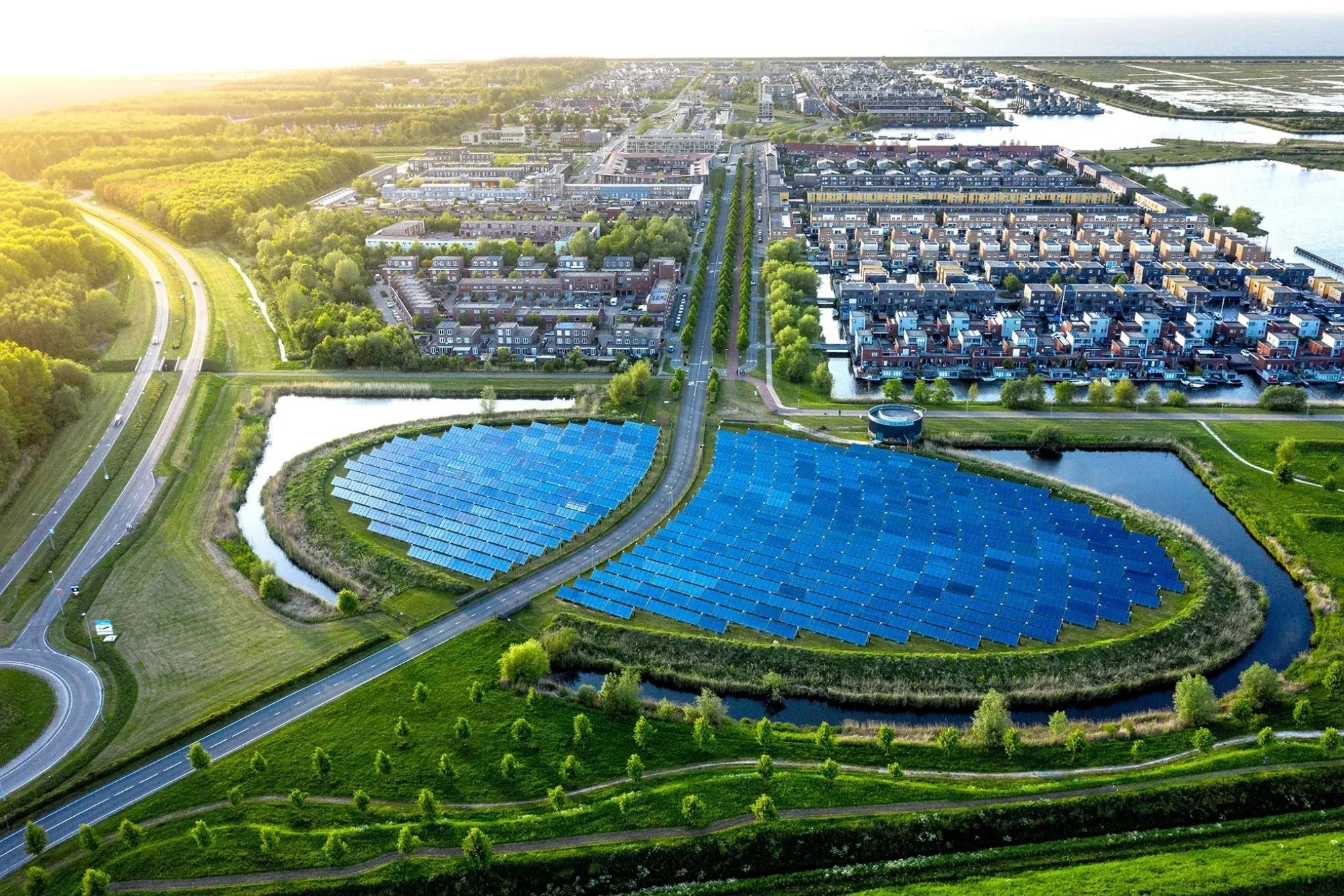 Panoramablick auf Almere, das von einem innovativen, nachhaltigen Solar-Ökosystem geprägt ist. Umgeben von einer reizvollen Naturlandschaft, harmonieren moderne Architektur und grüne Flächen miteinander und schaffen eine eindrucksvolle Kulisse für nachhaltiges Wohnen und Leben.