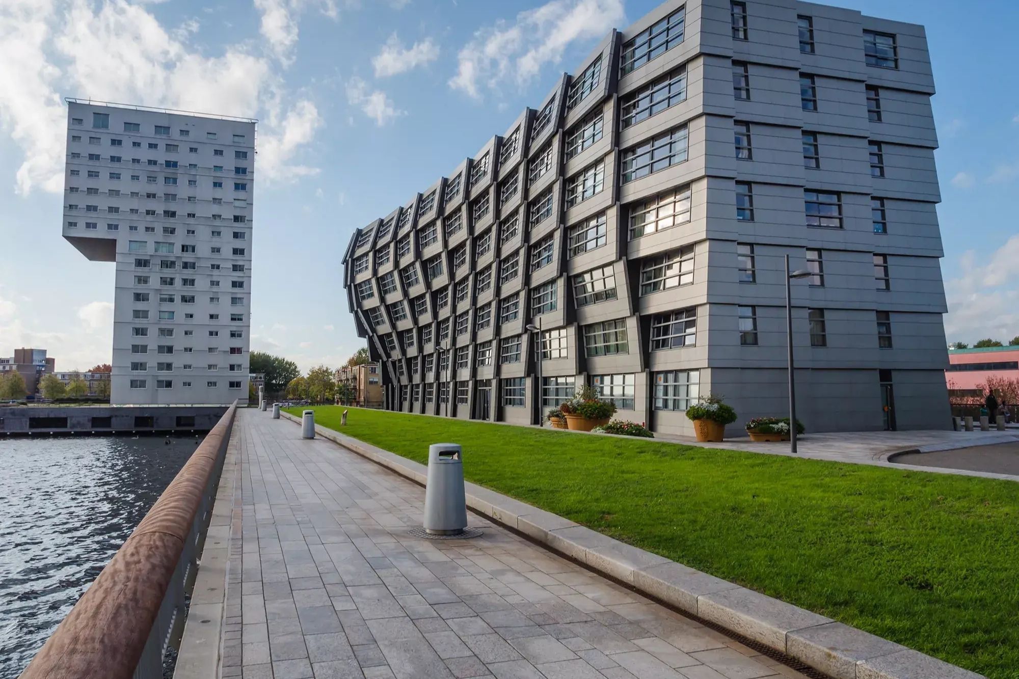 The Wave in Almere ist ein modernes Apartmenthaus, das durch seine außergewöhnliche Architektur besticht. Die geschwungenen Linien und die markante Fassadengestaltung verleihen dem Gebäude eine dynamische Ausstrahlung. Umgeben von einer ansprechenden Landschaft und in harmonischem Einklang mit der Umgebung bietet es einen einzigartigen Wohnraum, der urbanes Leben und naturnahe Elemente miteinander verbindet.