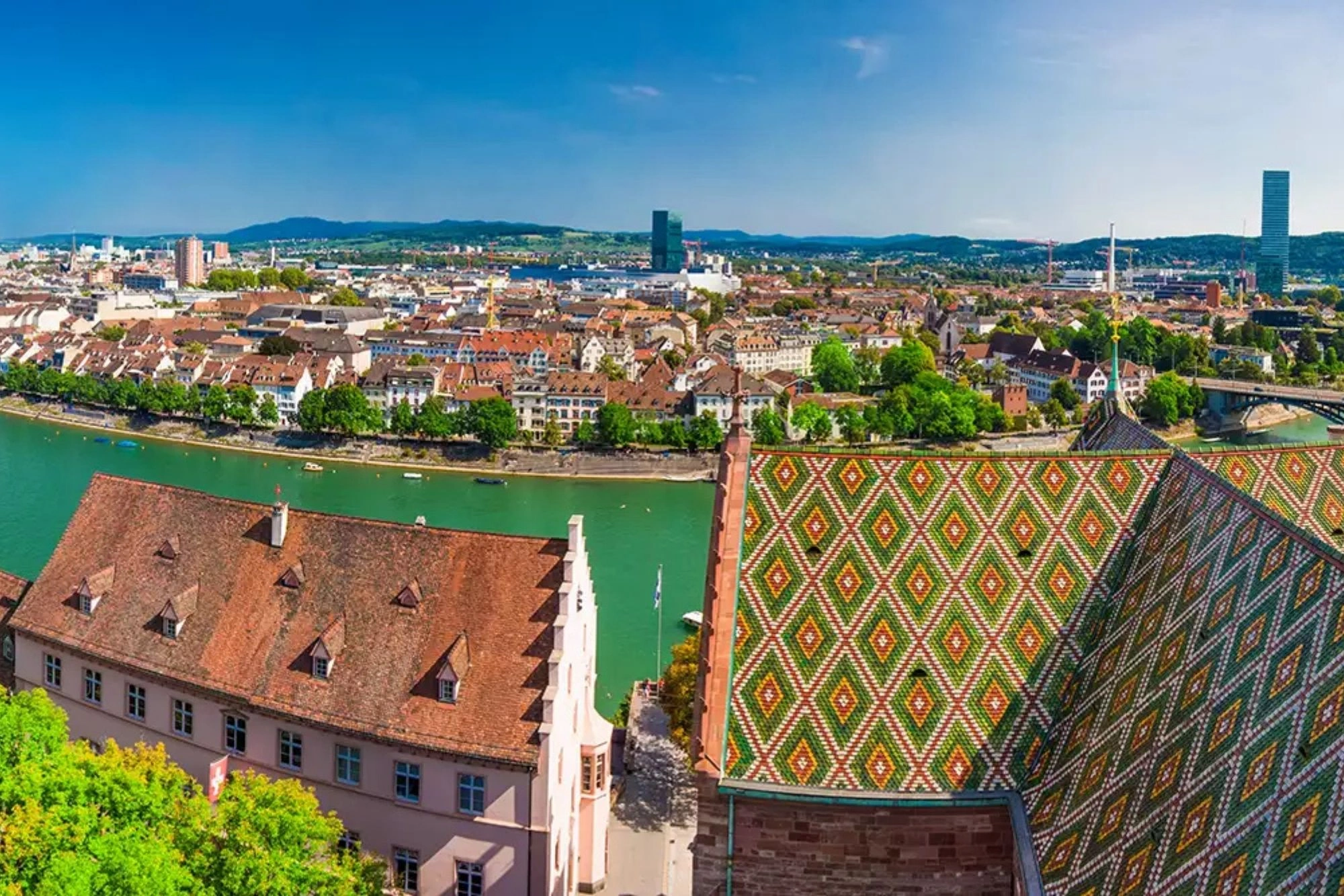 Panorama über Basel mit Blick auf den Rhein im Sommer