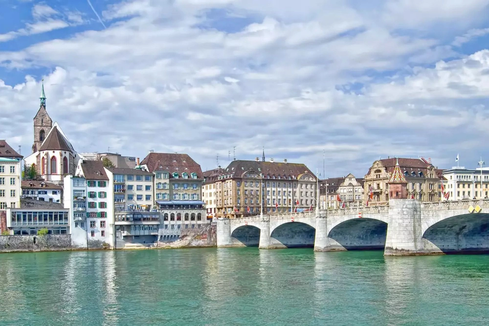 Panoramabild mit mittlerer Brücke und Altstadt von Basel