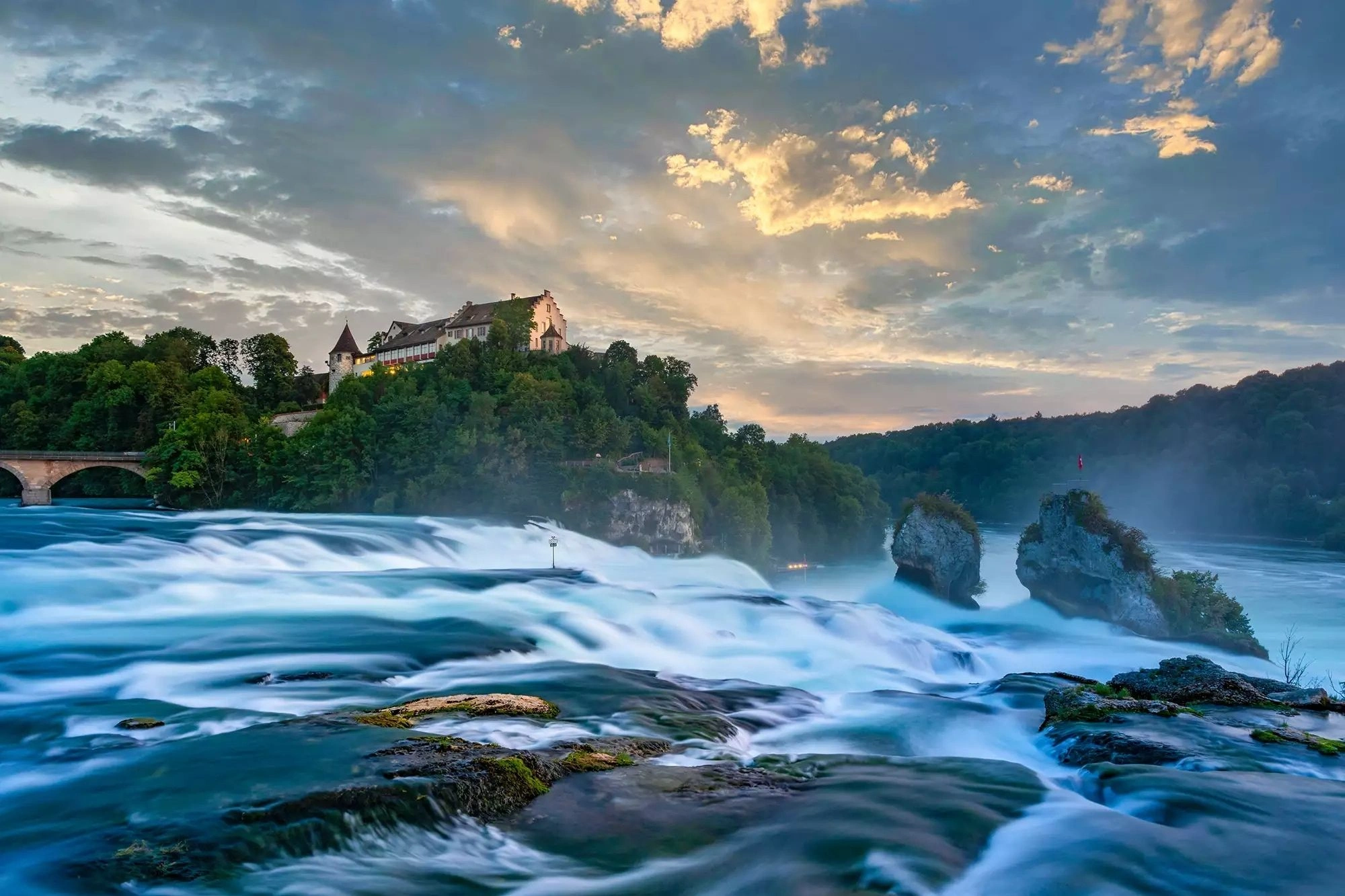 Schloss Laufen am Rheinfall bei Abenddämmerung bei einer Reise in Schaffhausen mit Hotel