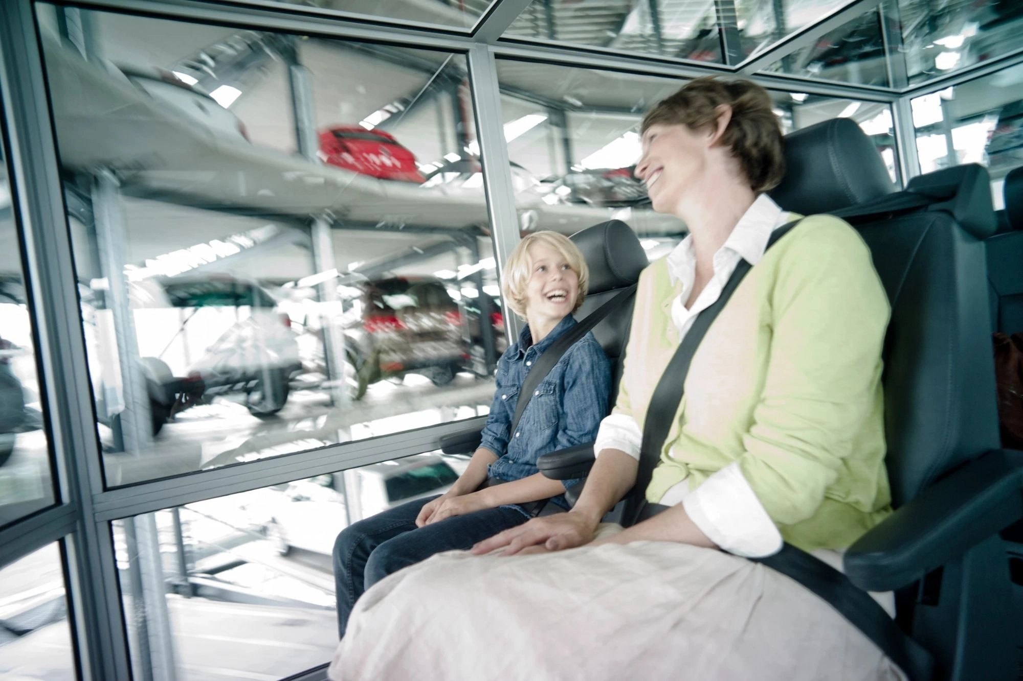 Kleiner Junge mit seiner Mutter bei der Autoturmfahrt in der Autostadt Wolfsburg