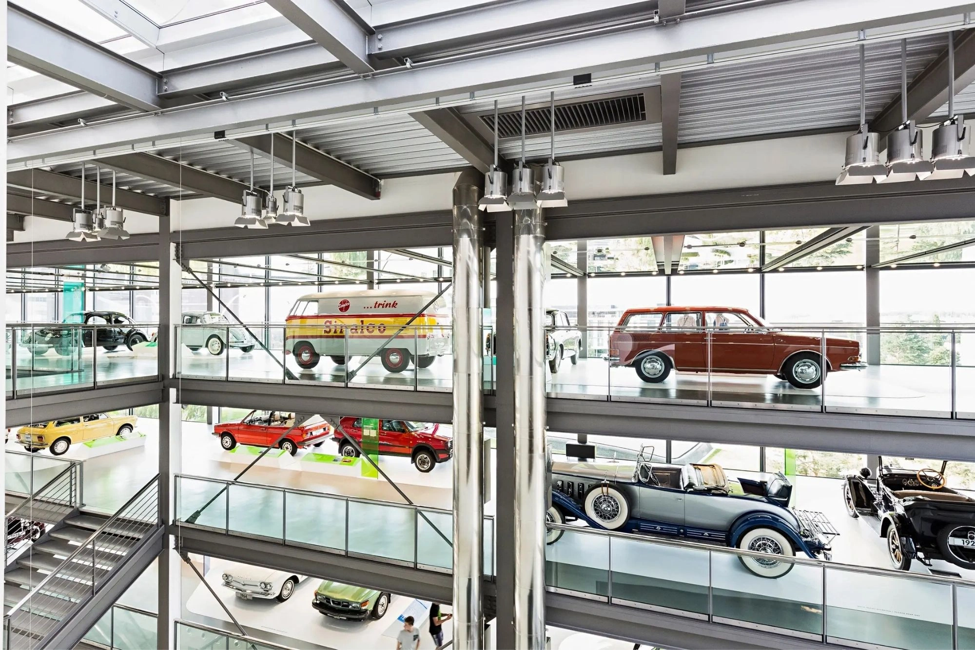 Ausstellung von Oldtimern über verschiedene Etagen in der Autostadt Wolfsburg