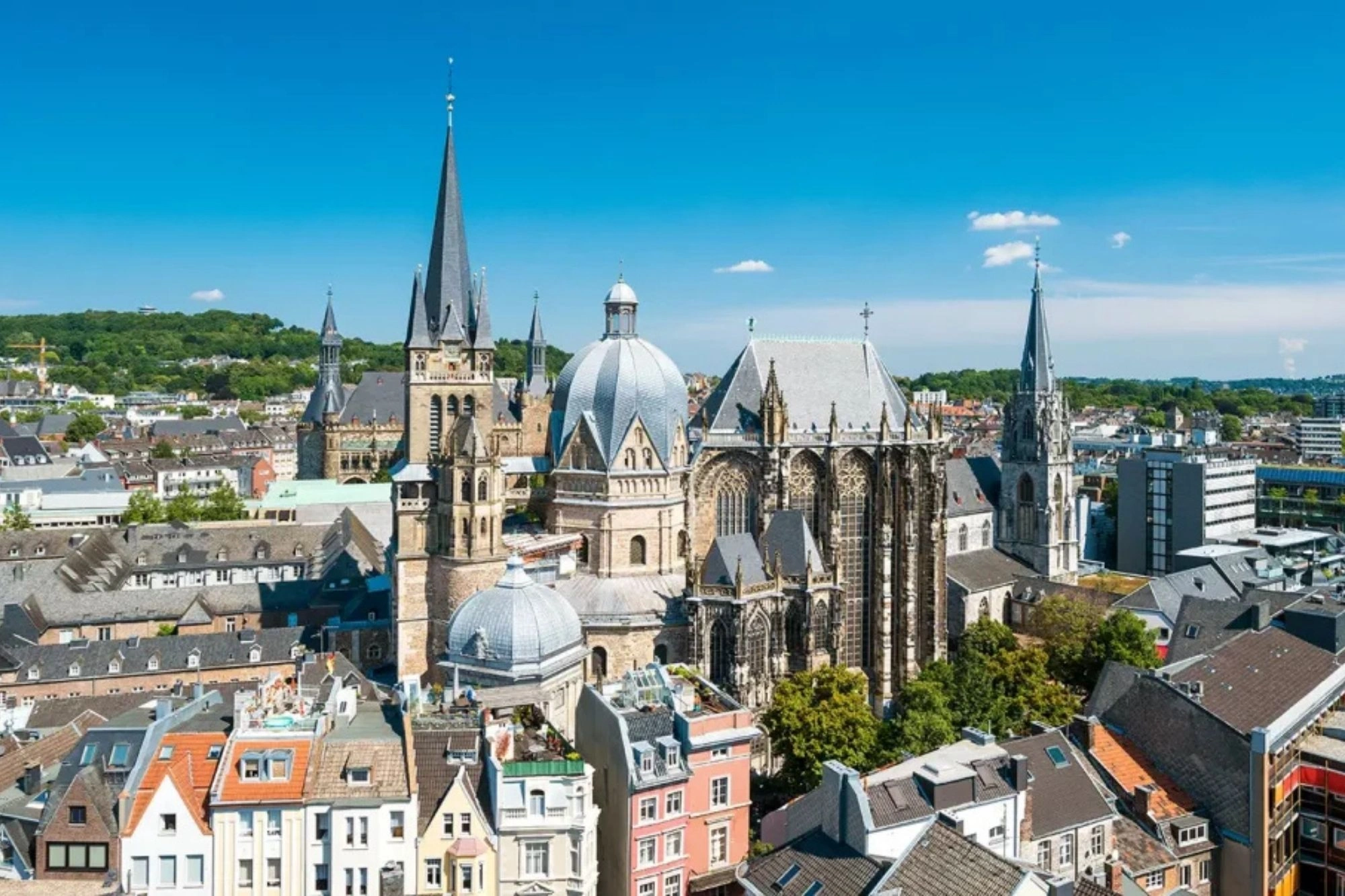 Blick auf den Aachener Dom bei Sonnenschein bei einer Reise mit Hotel in Aachen