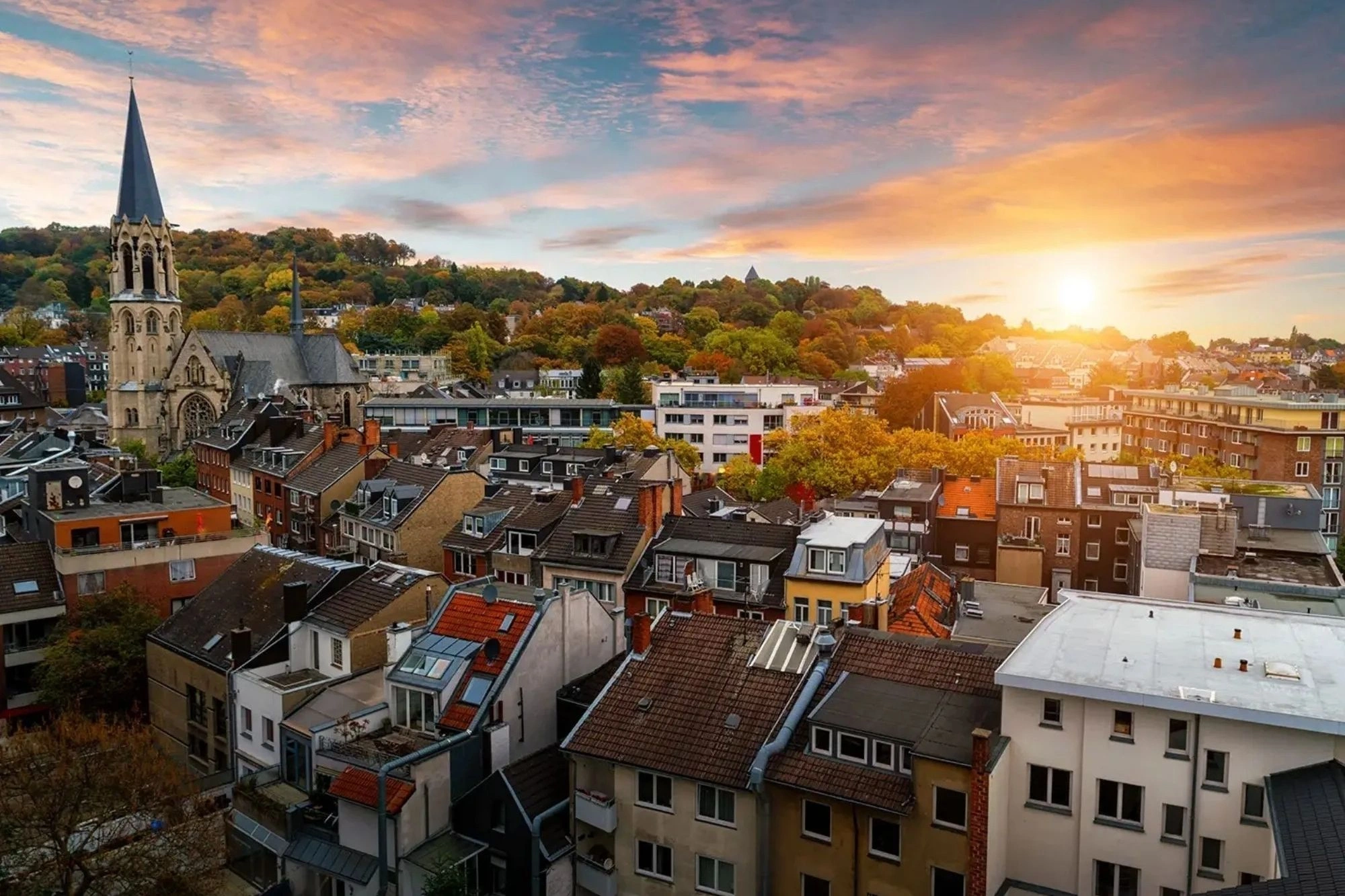 Blick beim Sonnenuntergang über die Dächer von Aachen - auf der linken Seite ragt die Domspitze heraus