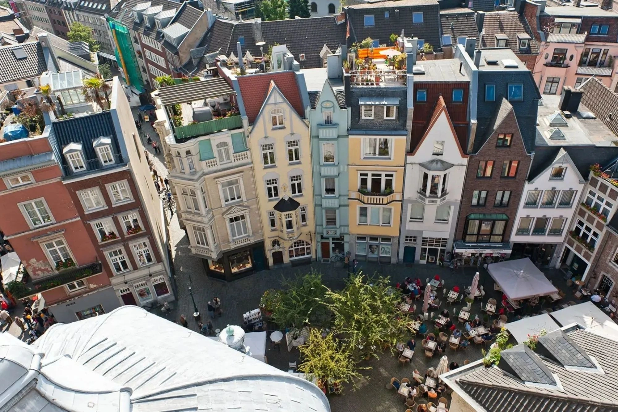 Panoramablick auf die Altstadt mit schönen Dächern