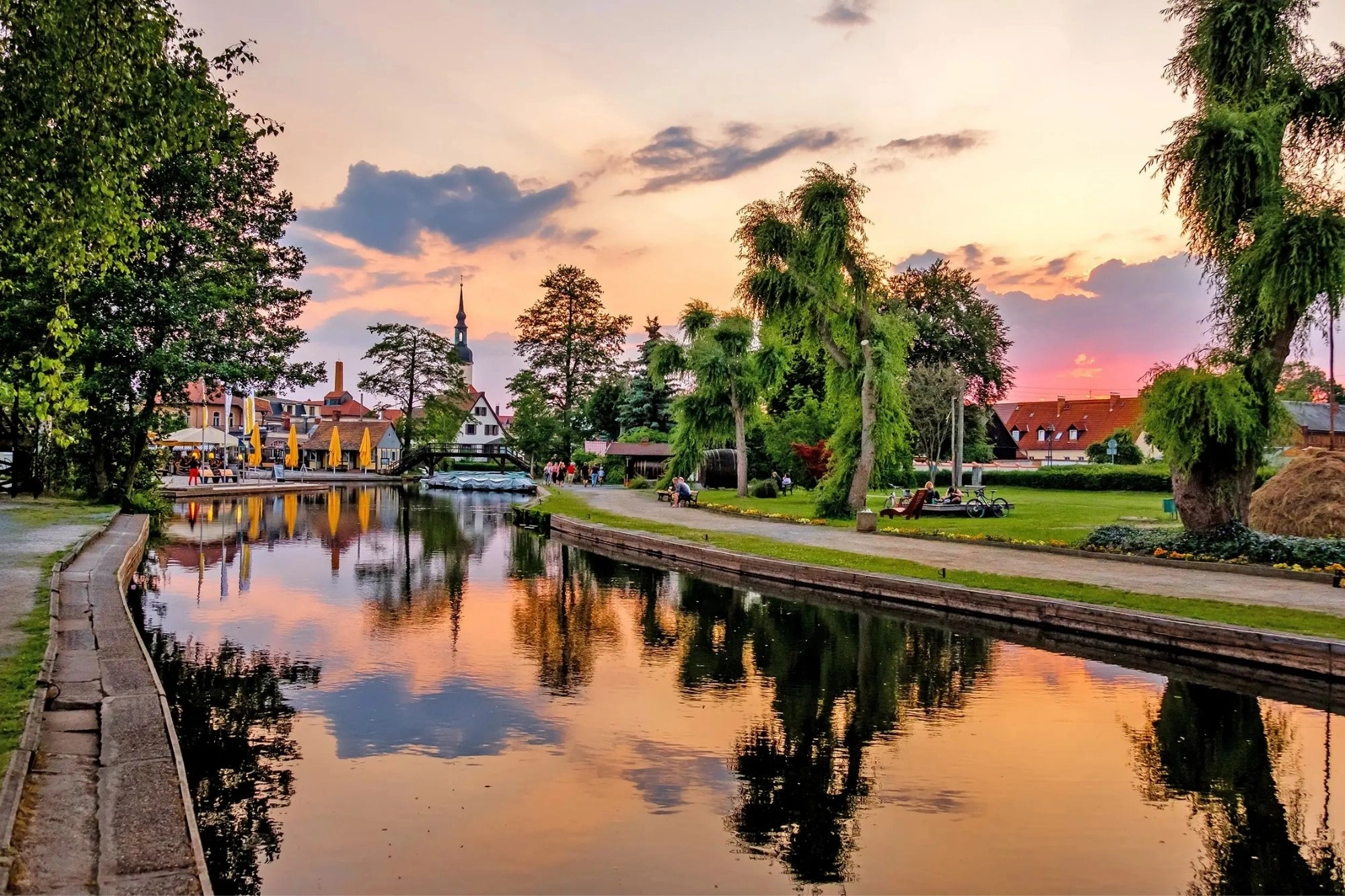 Spreewaldhafen Lübbenau mit Uferpromenade und Restaurants bei Sonnenuntergang
