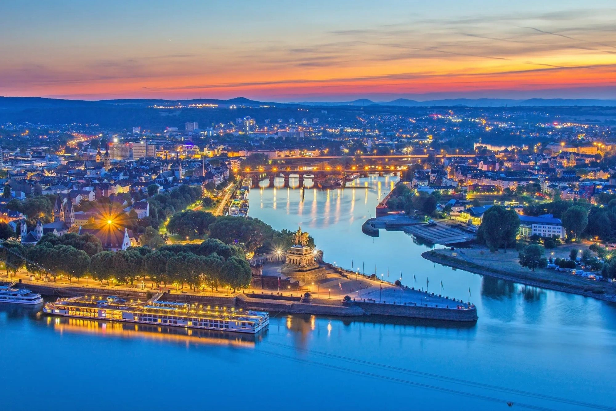 Deutsches Eck in Koblenz bei Nacht