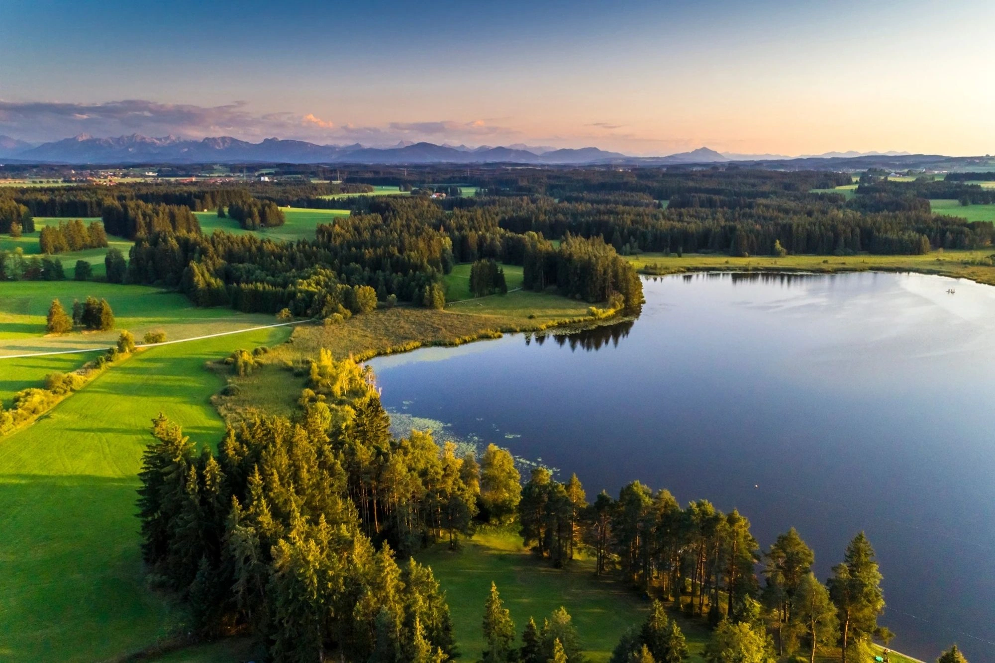 Panoramablick über Bachtelweiher bei leichter Abenddämmerung