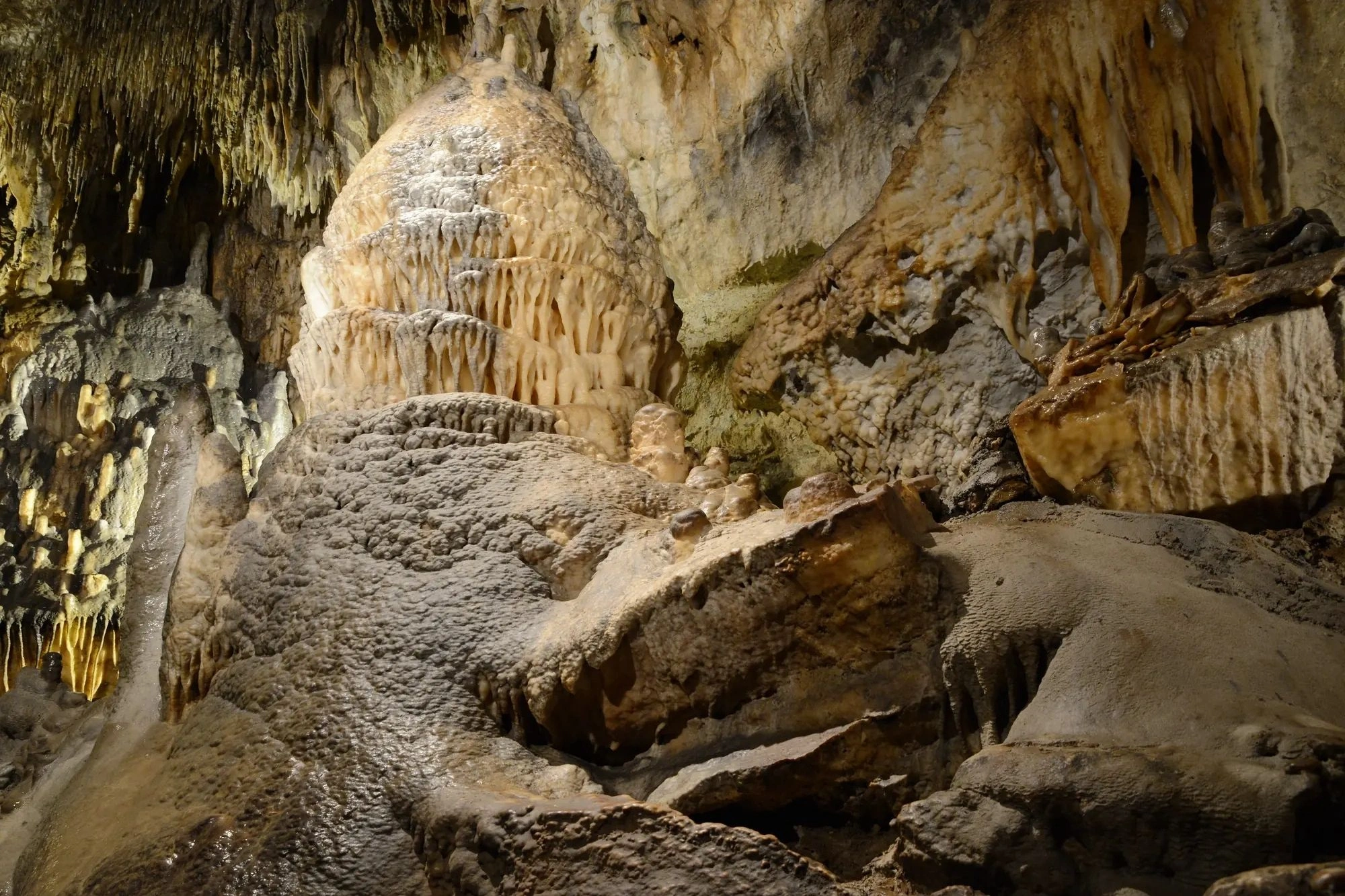 Tropfsteinhöhle im Grotte Han-sur-lesse, dem ersten belgischen UNESCO Global Geopark in den Ardennen, mit beeindruckenden stalaktiten und stalagmiten, die die natürliche Schönheit des Ortes unterstreichen.