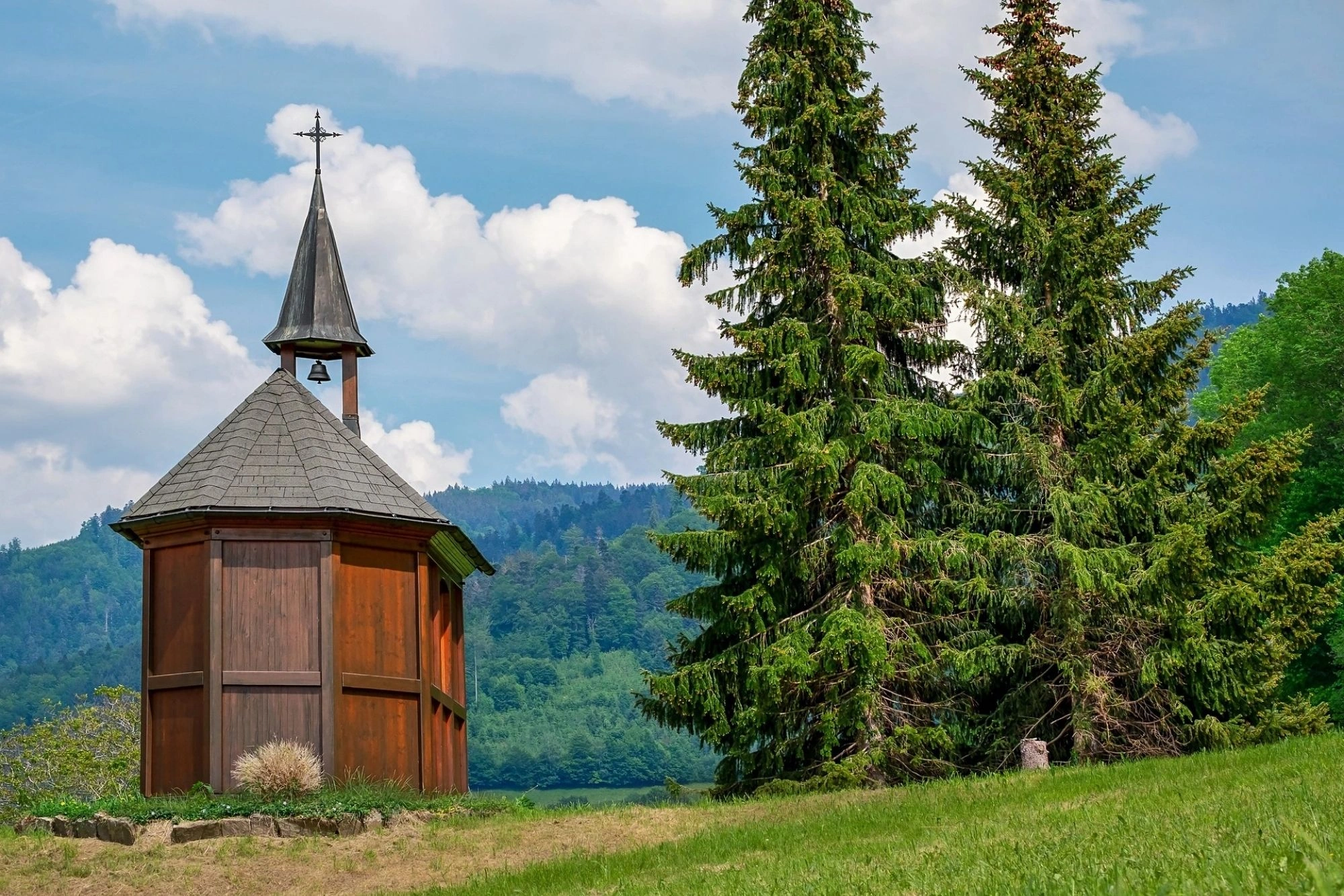 Holzkapelle am Waldrand im Schwarzwald.