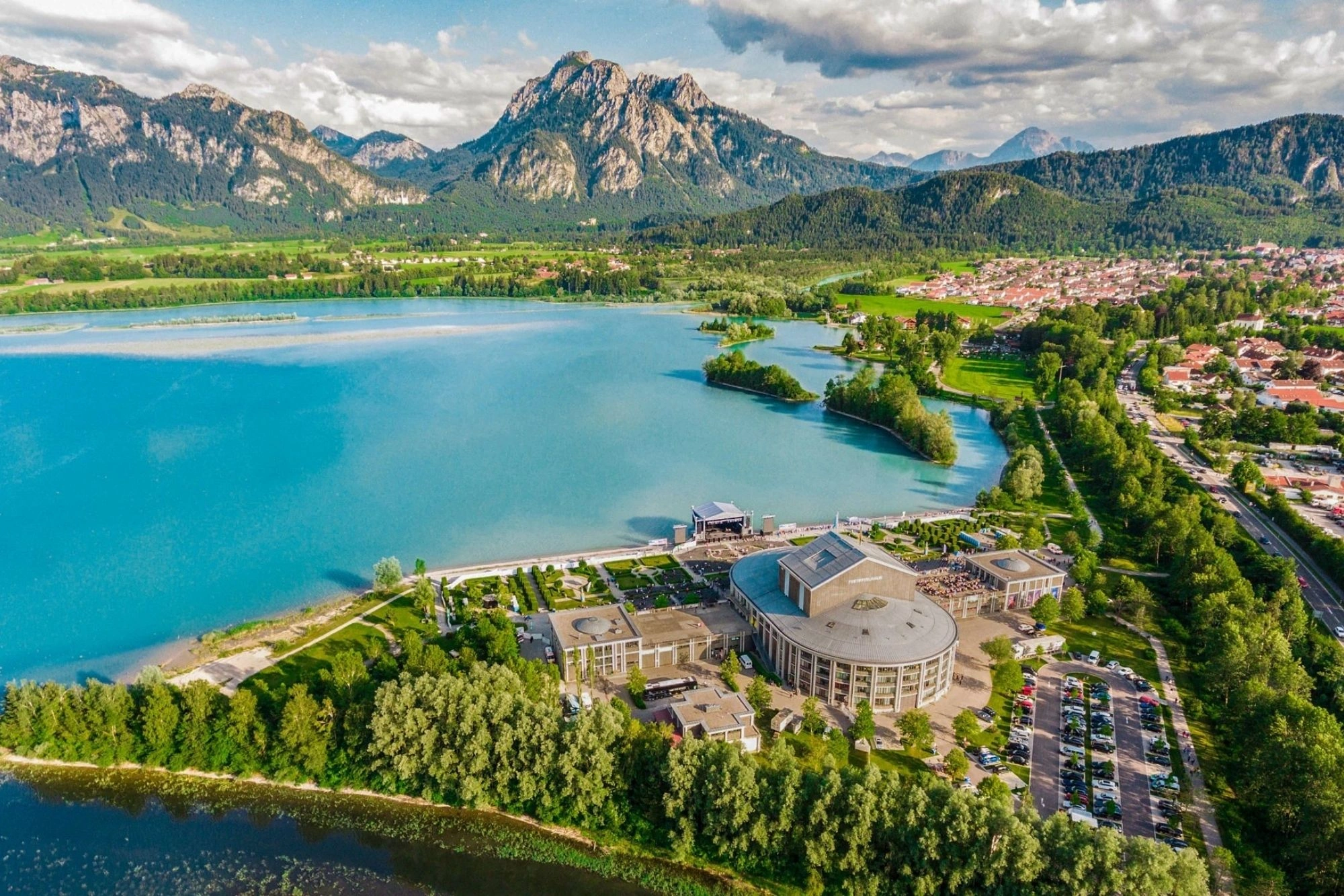 Festspielhaus Neuschwanstein, der Forggensee und dei Alpen