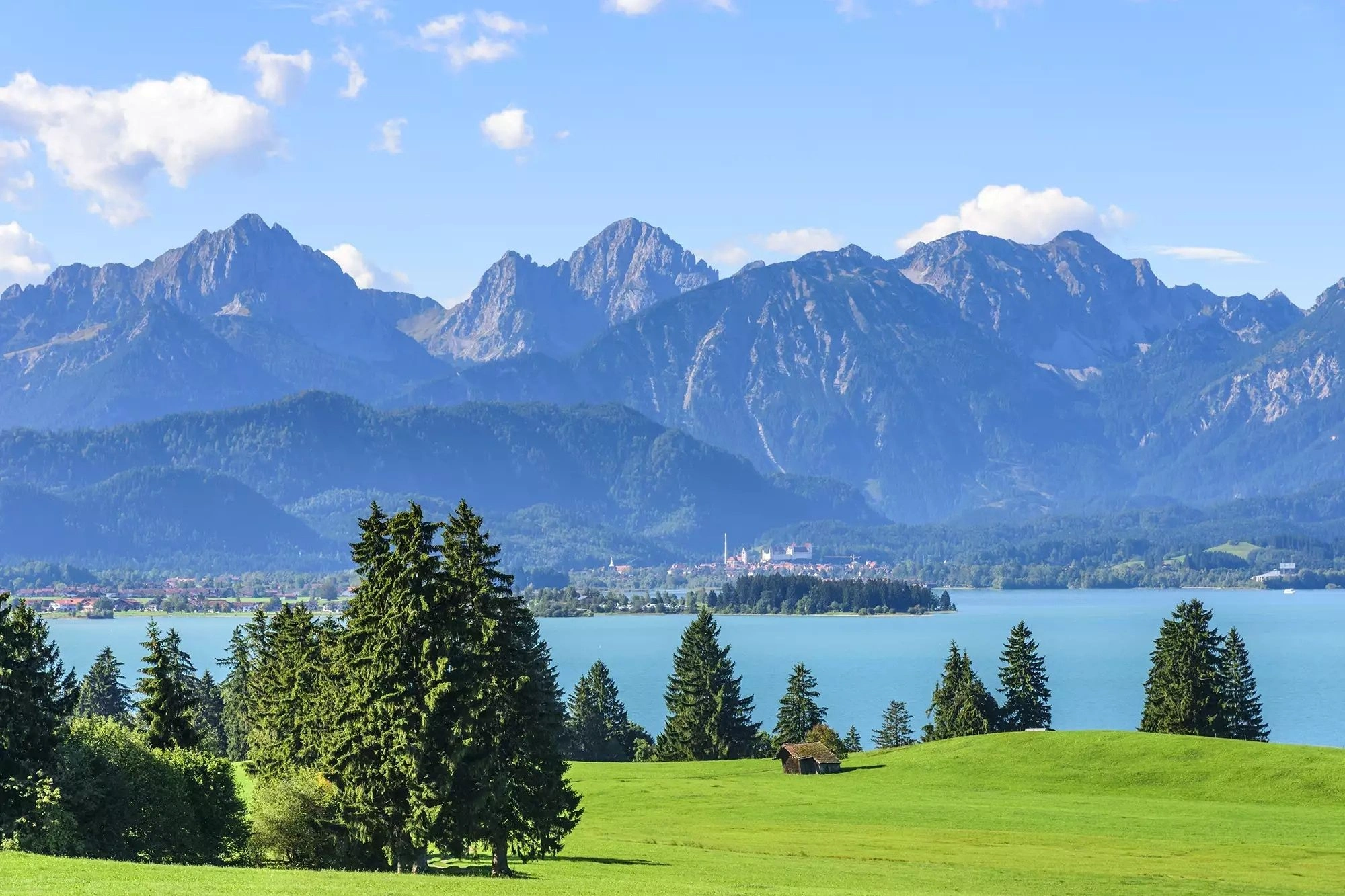 Blick auf einen klaren See umgeben von majestätischen Bergen