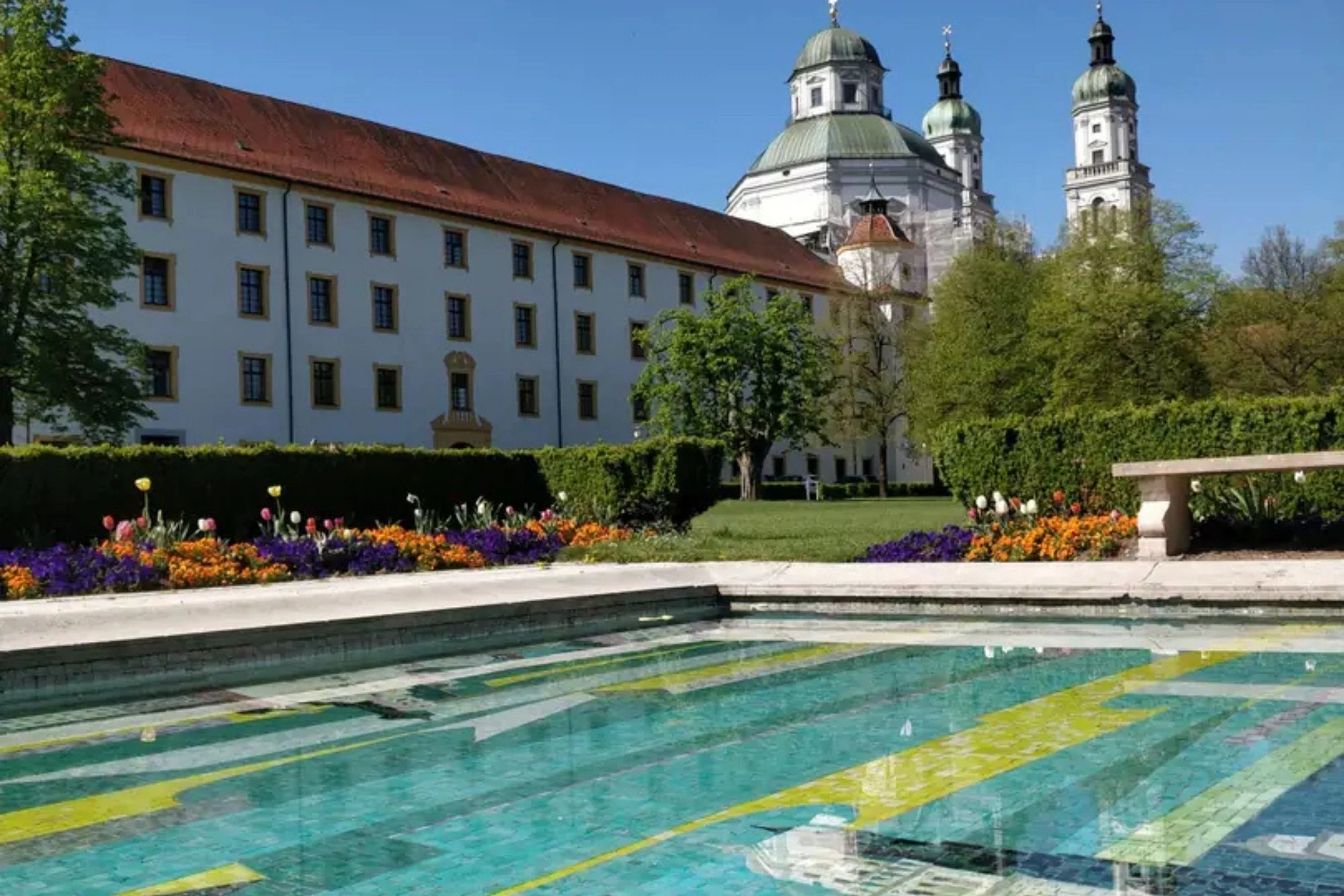 Der hofgarten mit Teich in Kempten mit der Basilika St. Lorenz im Hintergrund