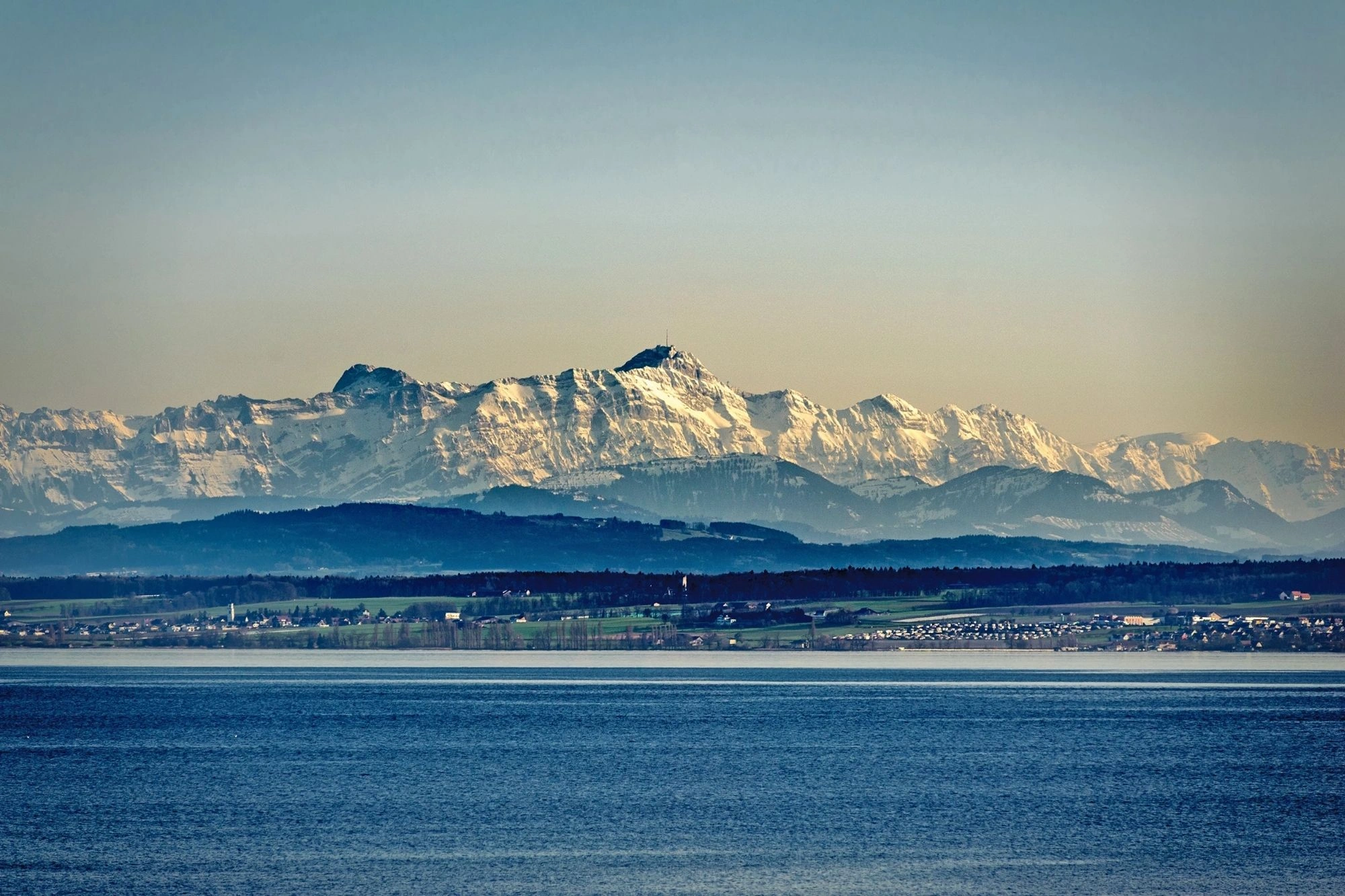 Blick auf Berg Säntis mit Schnee vom Bodensee aus