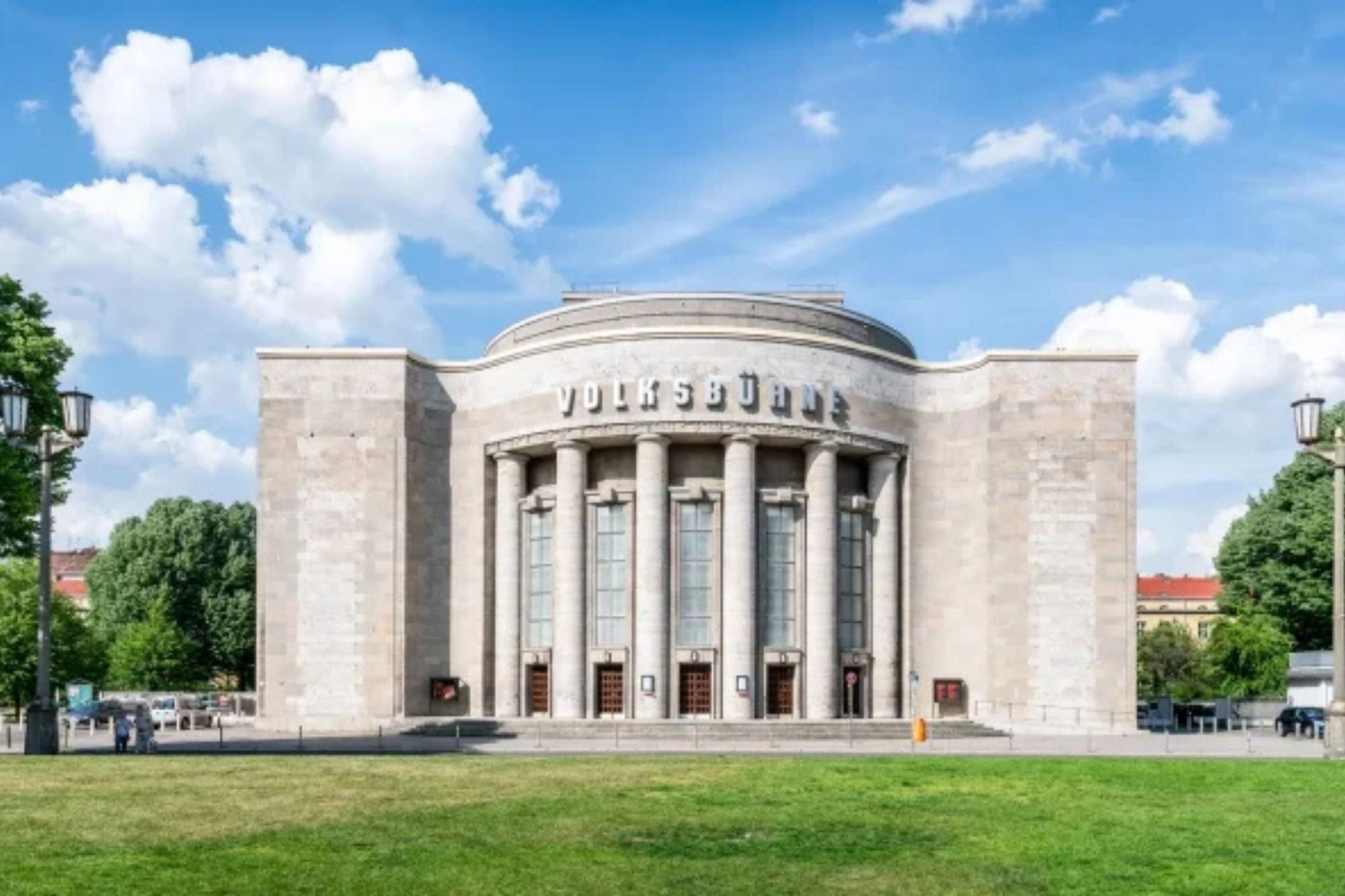 Die Volksbühne am Rosa-Luxemburg-Platz ist Schauplatz bei der Babylon Berlin Führung