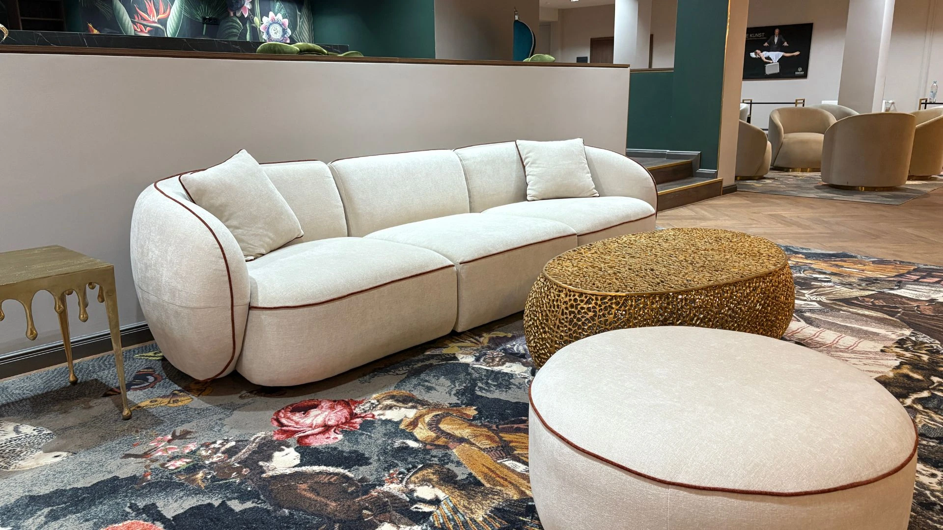 Modernes Sofa im Wohnzimmer mit Kissen und Teppich.