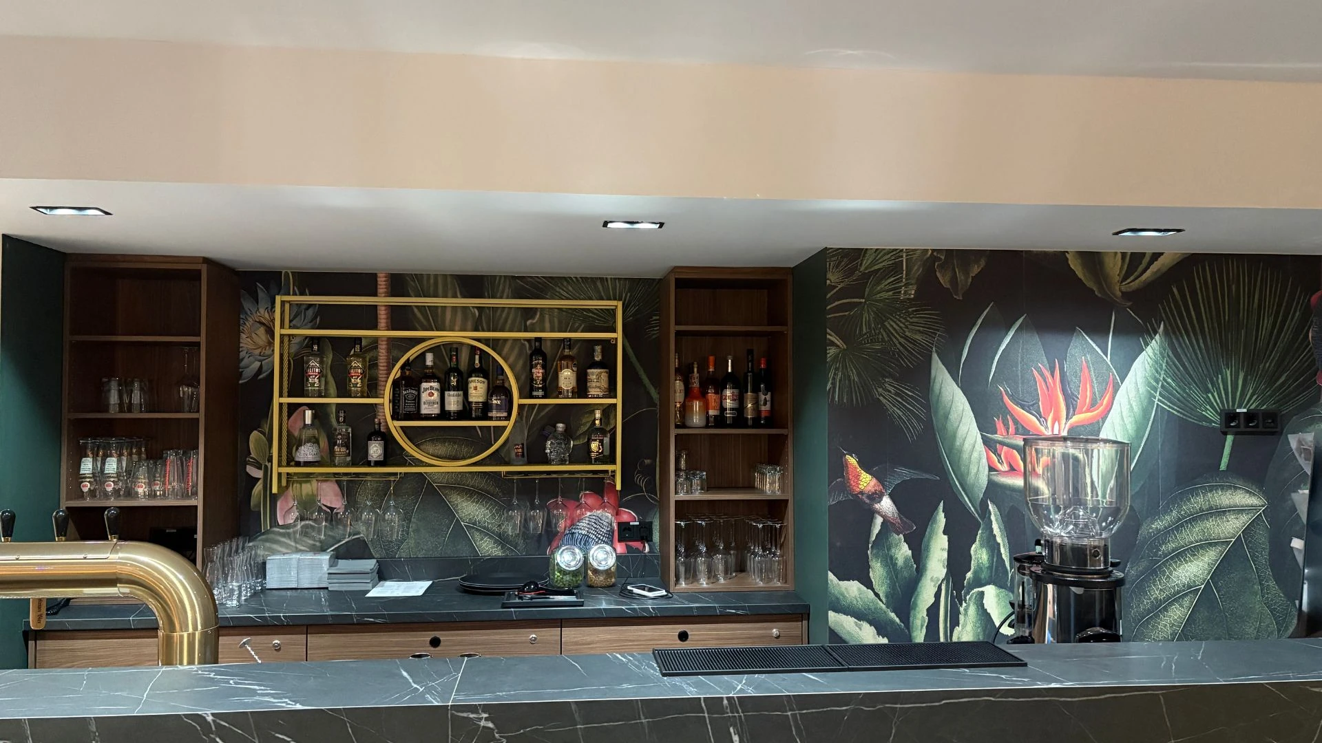Stilvolle Innenansicht einer Bar mit tropischem Hintergrund
