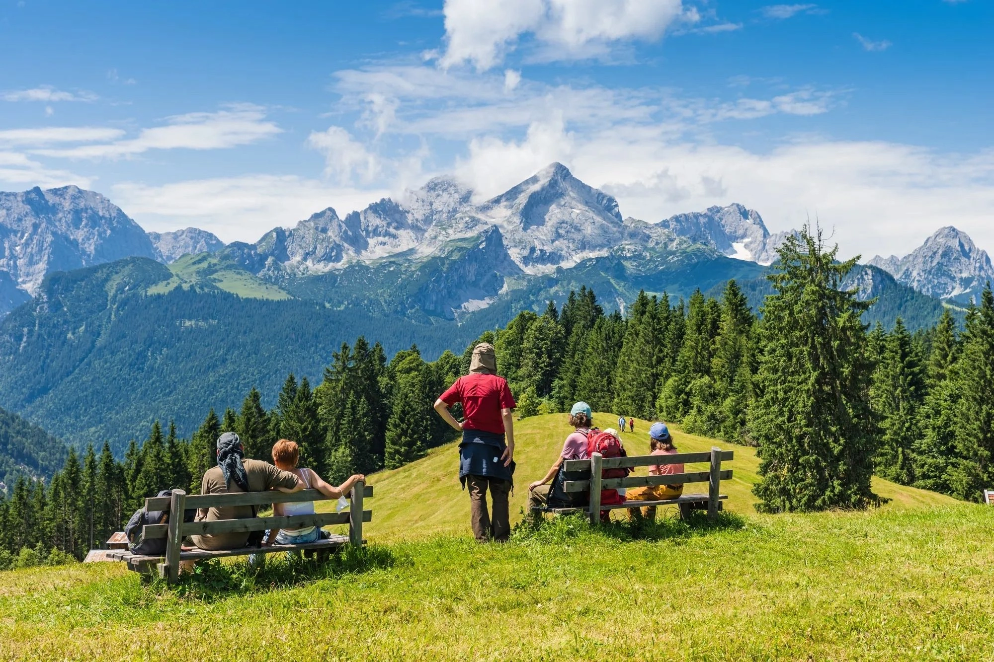Wanderer blicken im Sommer auf die Zugspitze bei Garmisch-Partenkirchen