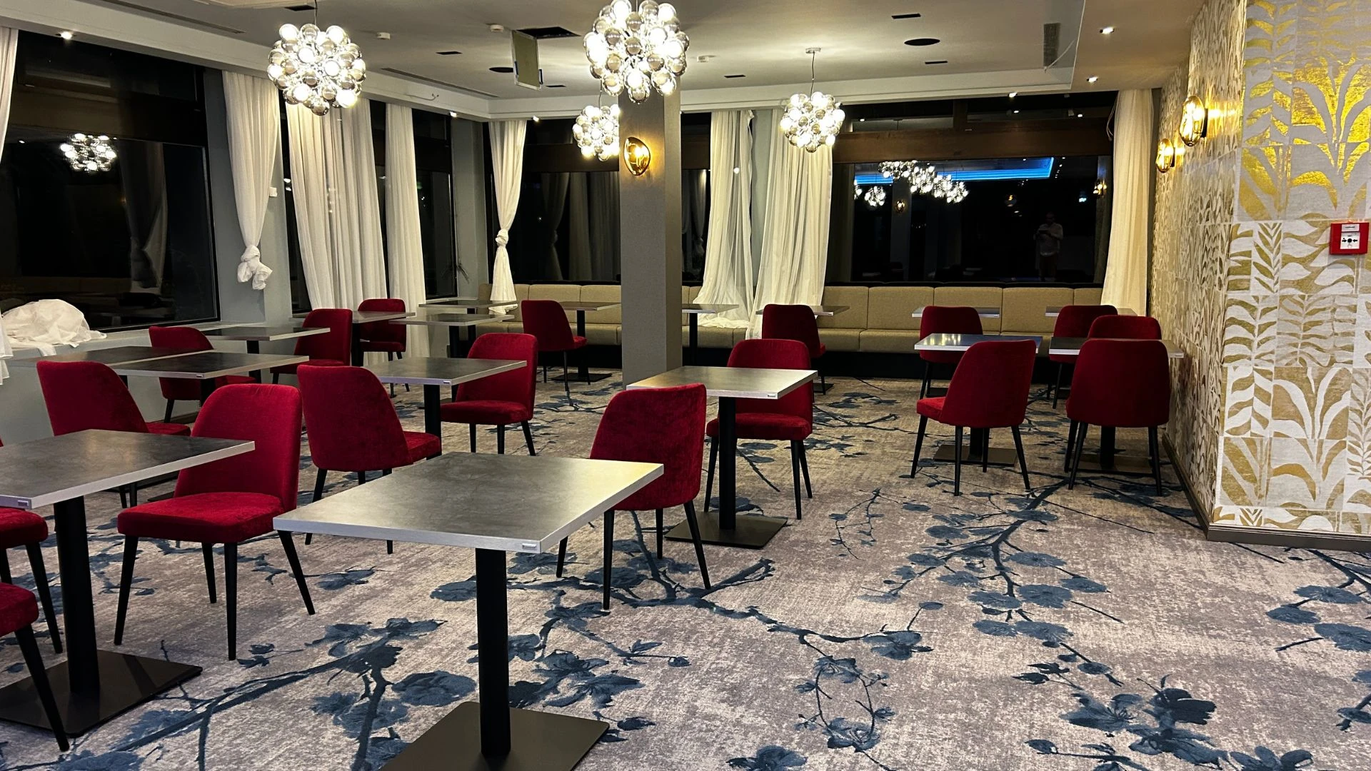 Stilvolles Dekor eines Restaurants mit einem blauen Teppich und luxuriösen