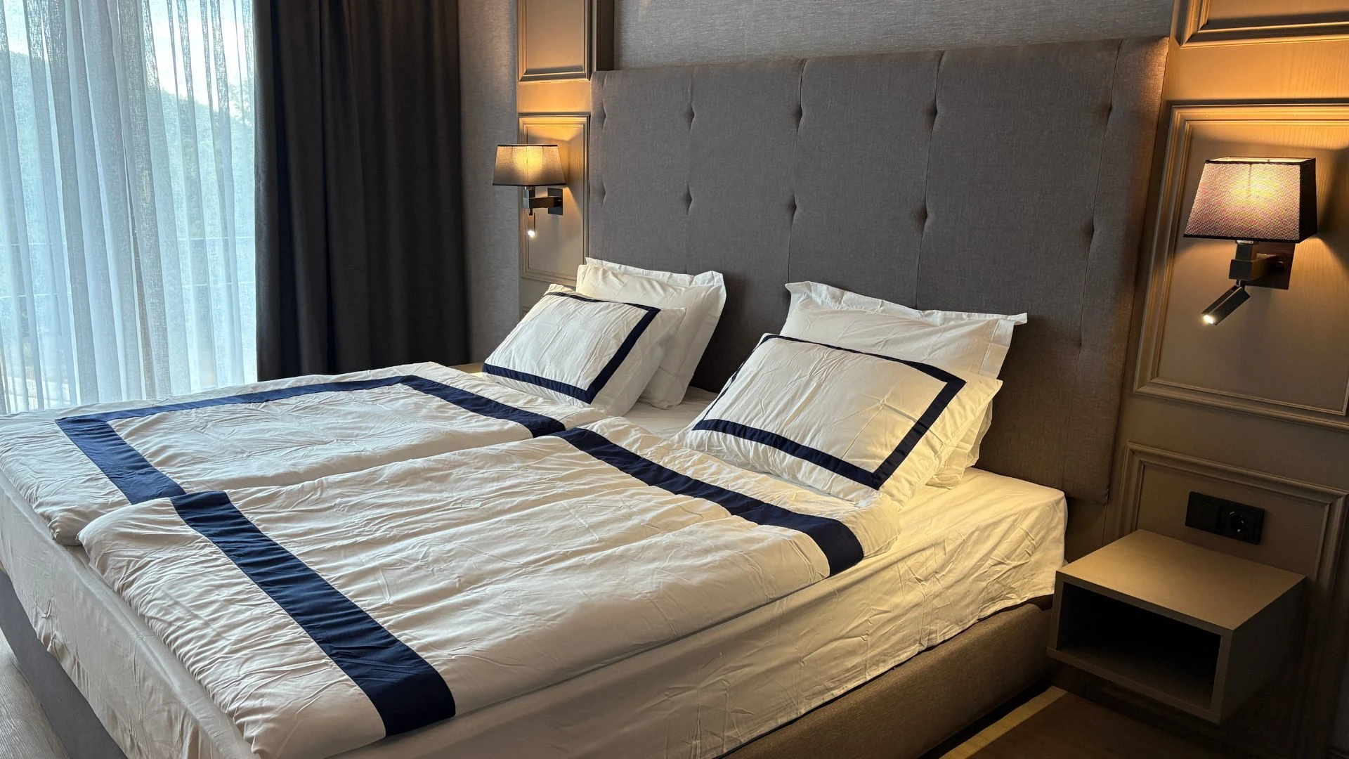 Modernes Schlafzimmer mit einem Doppelbett und stilvollen Kissen.