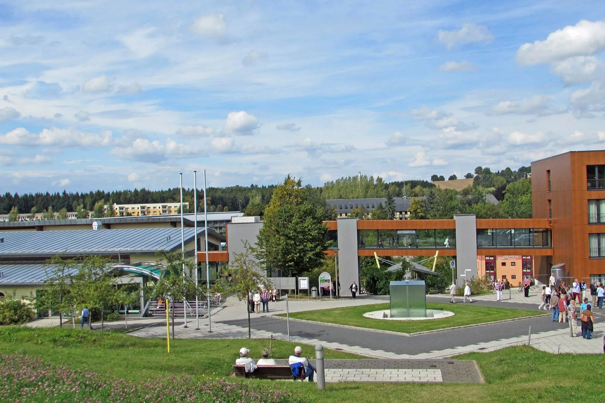 Panoramablick vom Kurpark auf das Santé Royale Wolkenstein Hotel- & Gesundheitsresort und auf den Bademantelgang der Hotel mit der Therme verbindet