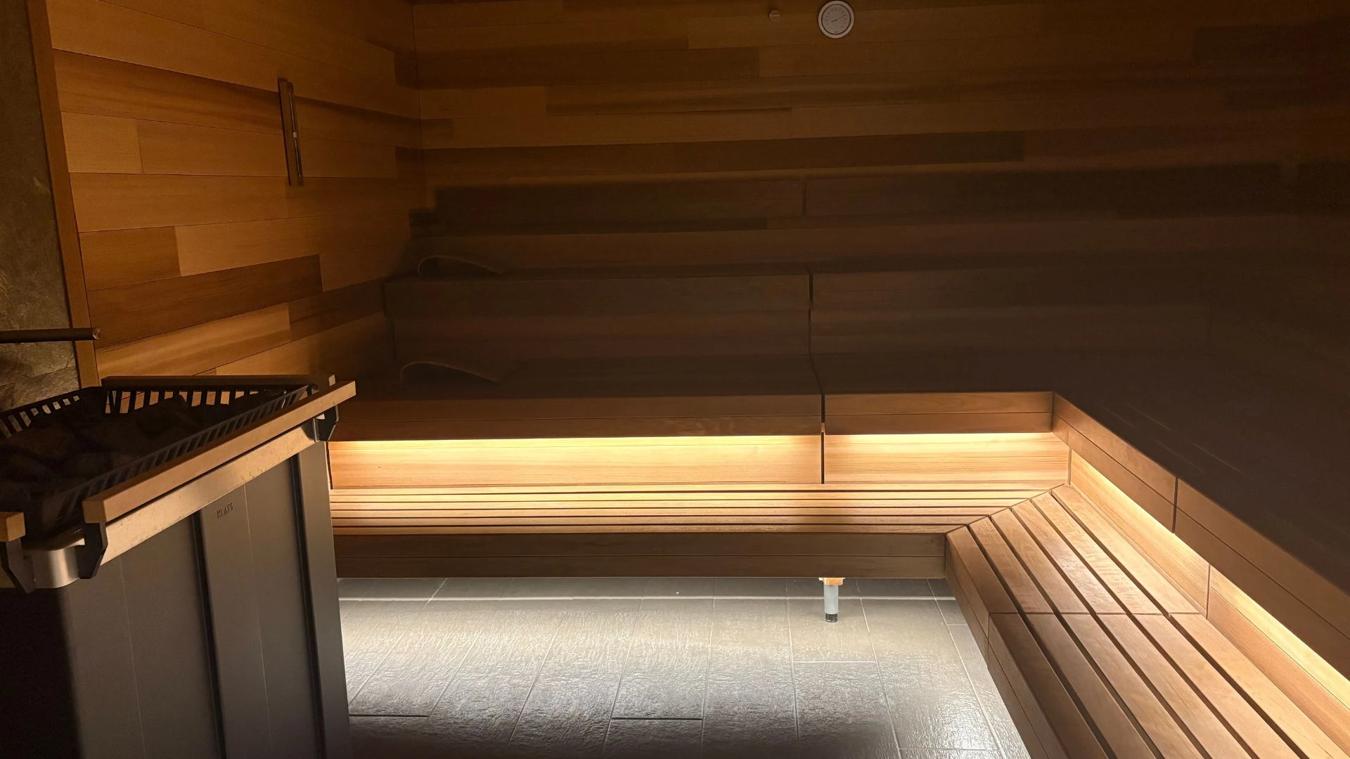 Entspannende Sauna mit Holzbank und sanfter Lichtquelle.