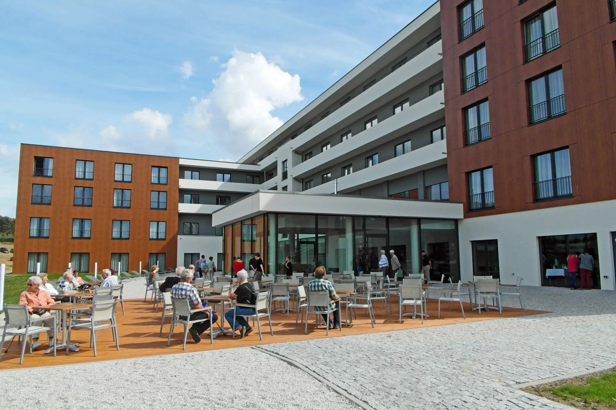 Santé Royale Wolkenstein Hotelanlage von der Kurparkseite mit Terrasse