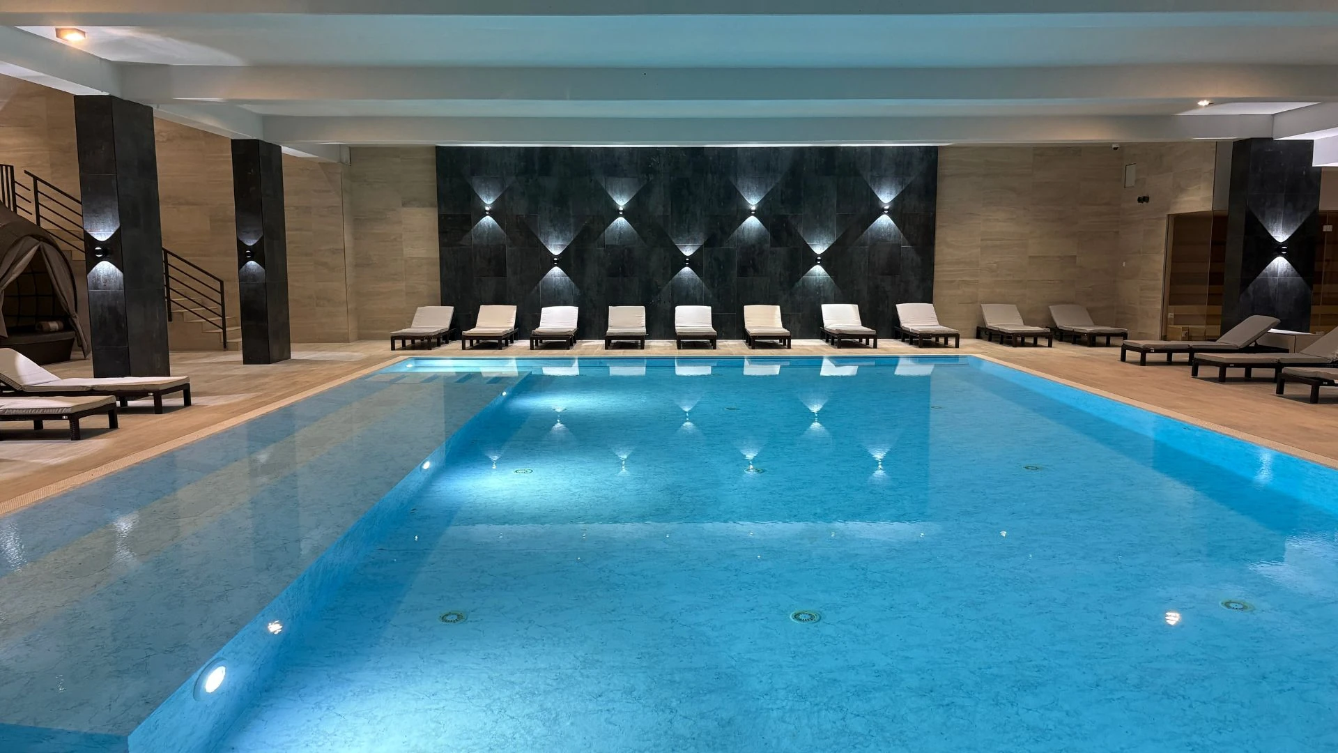 Innenpool mit Liegen und modernem Design