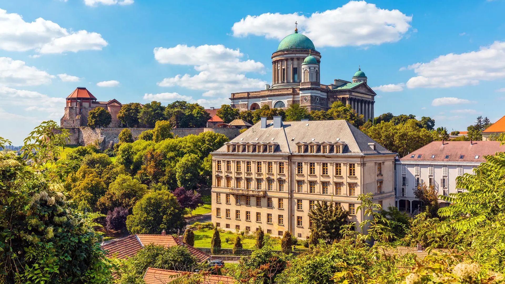 Panorama-Aussicht auf eine Stadt mit historischen Gebäuden und einer Burg.