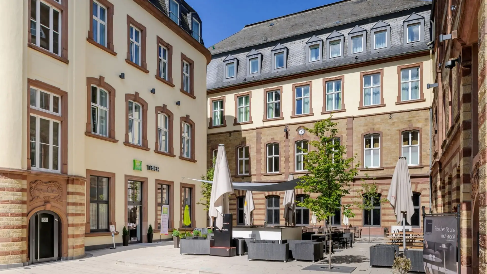 Historische Gebäude und moderne Architektur in Trier.