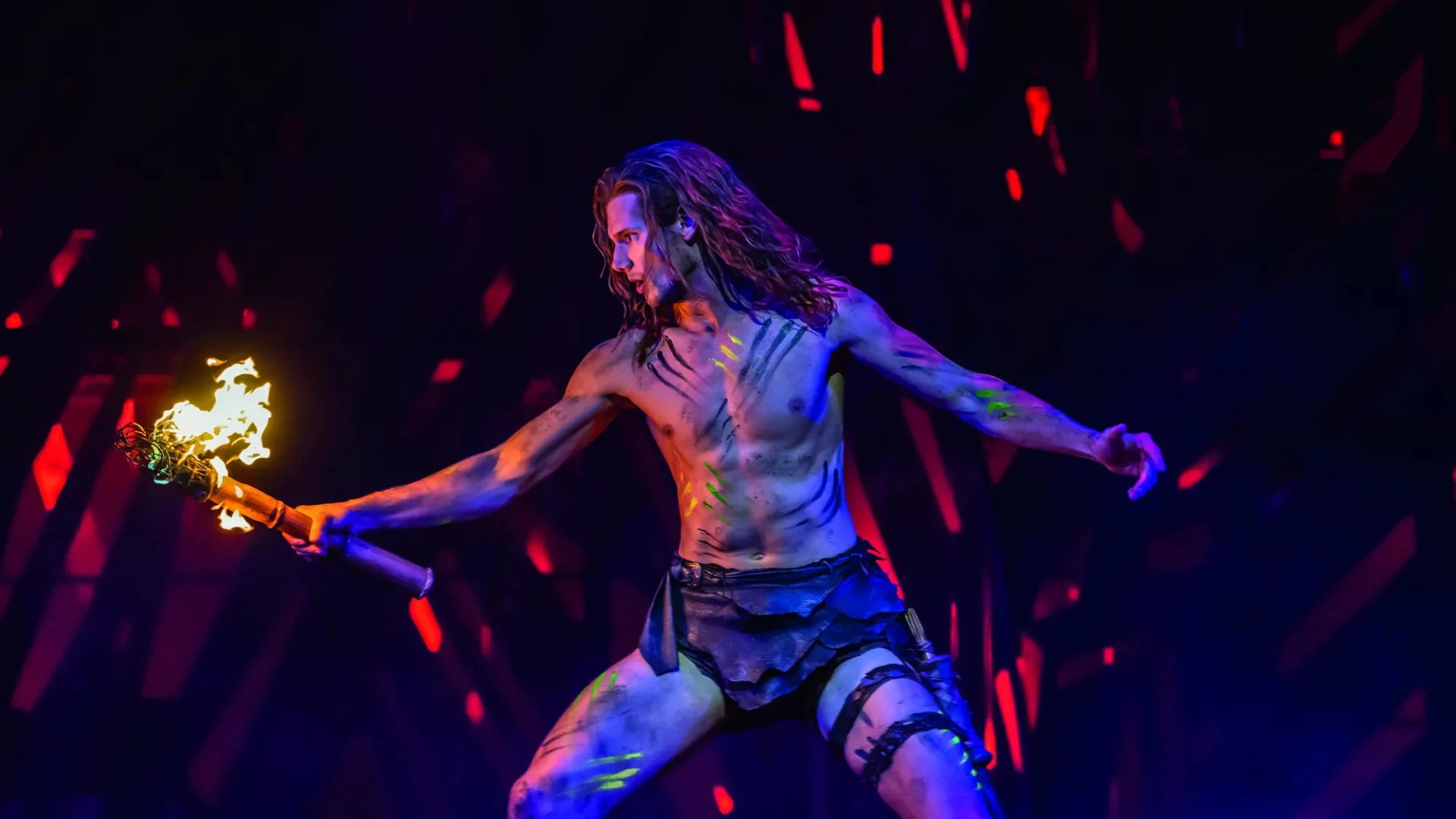 Tarzan Musical - halbnackter Tarzan hält achtsam eine Fackel