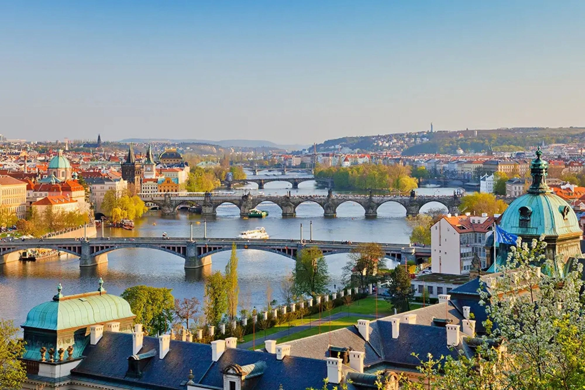 Panoramablick über die Dächer von Prag, und der Moldau mit ihren vielen Steinbrücken