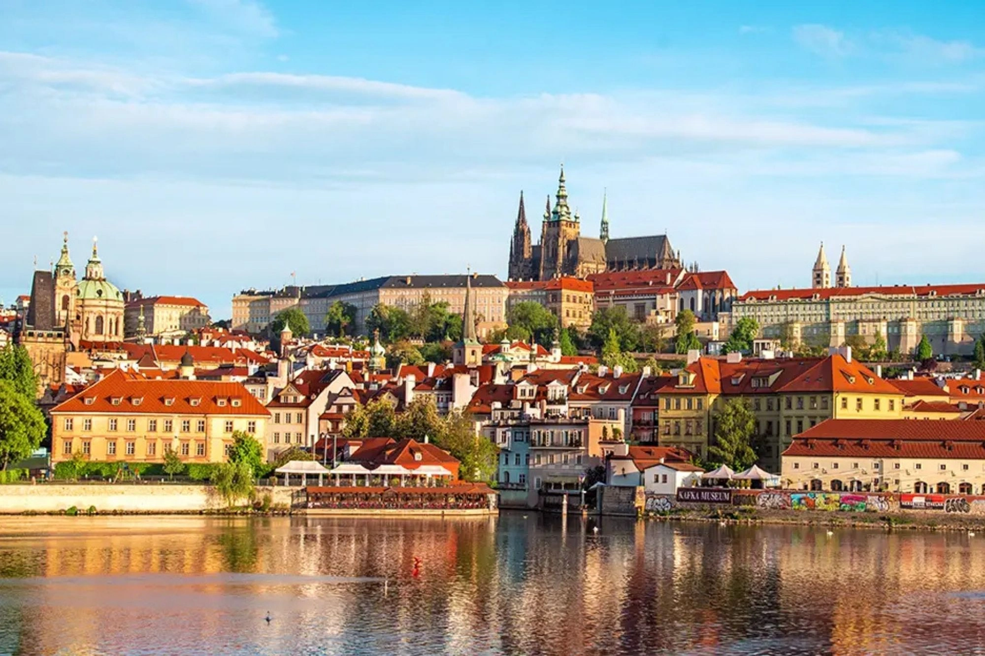 Blick über die Moldau hinweg auf die Prager Burg beim Kurzurlaub Prag mit Bahn